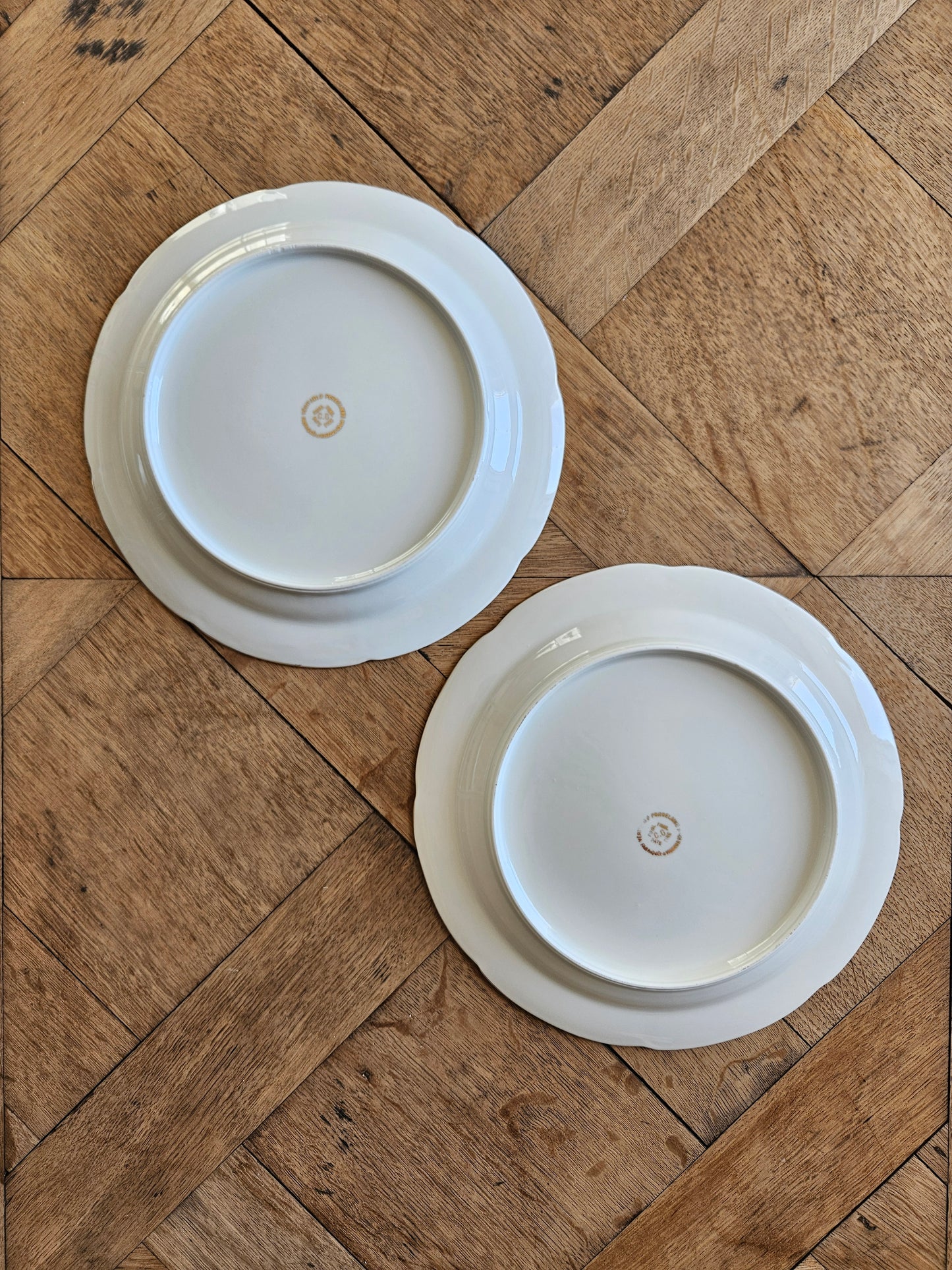 Assiettes plates dépareillées dorées