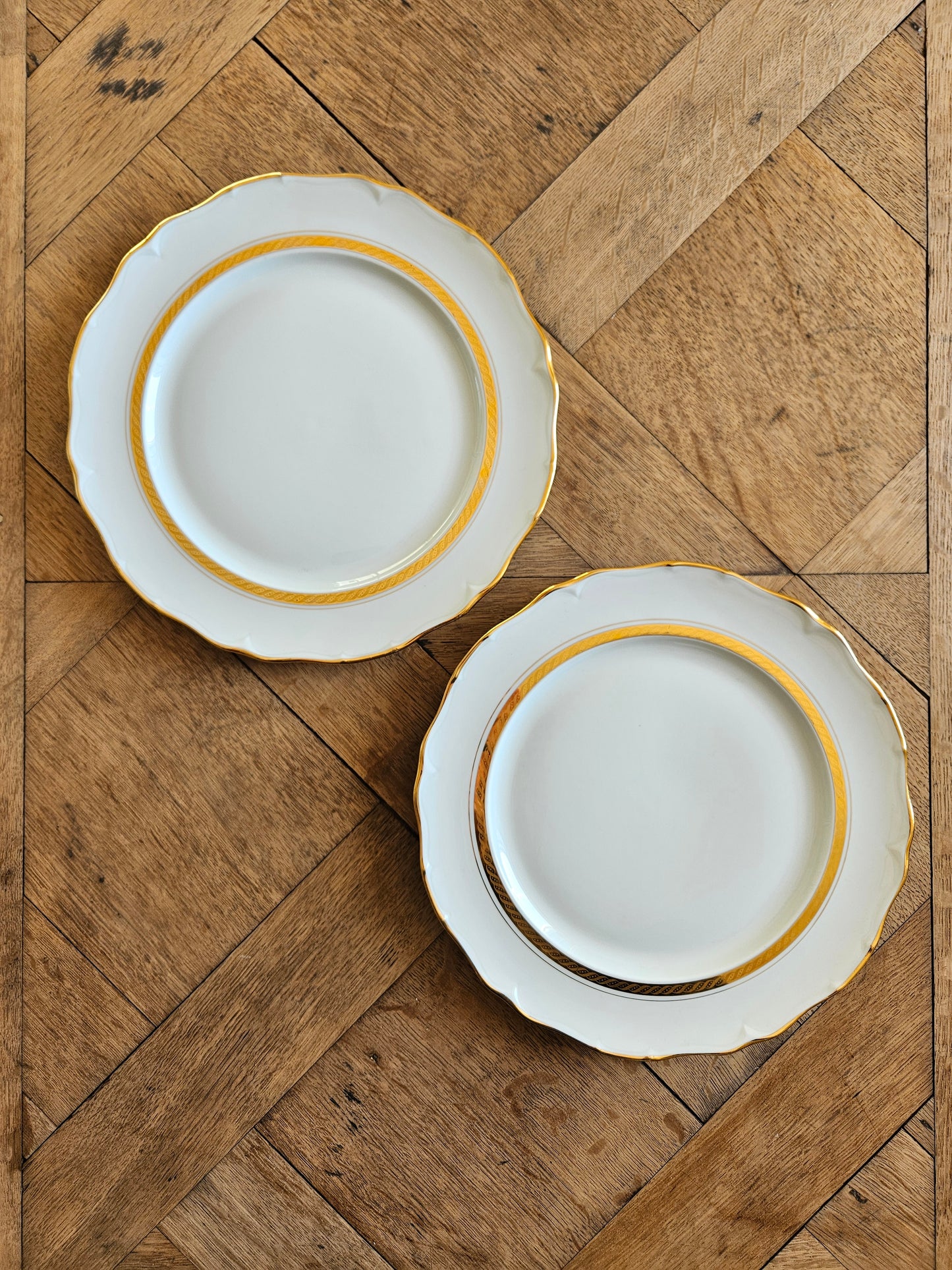 Assiettes plates dépareillées dorées