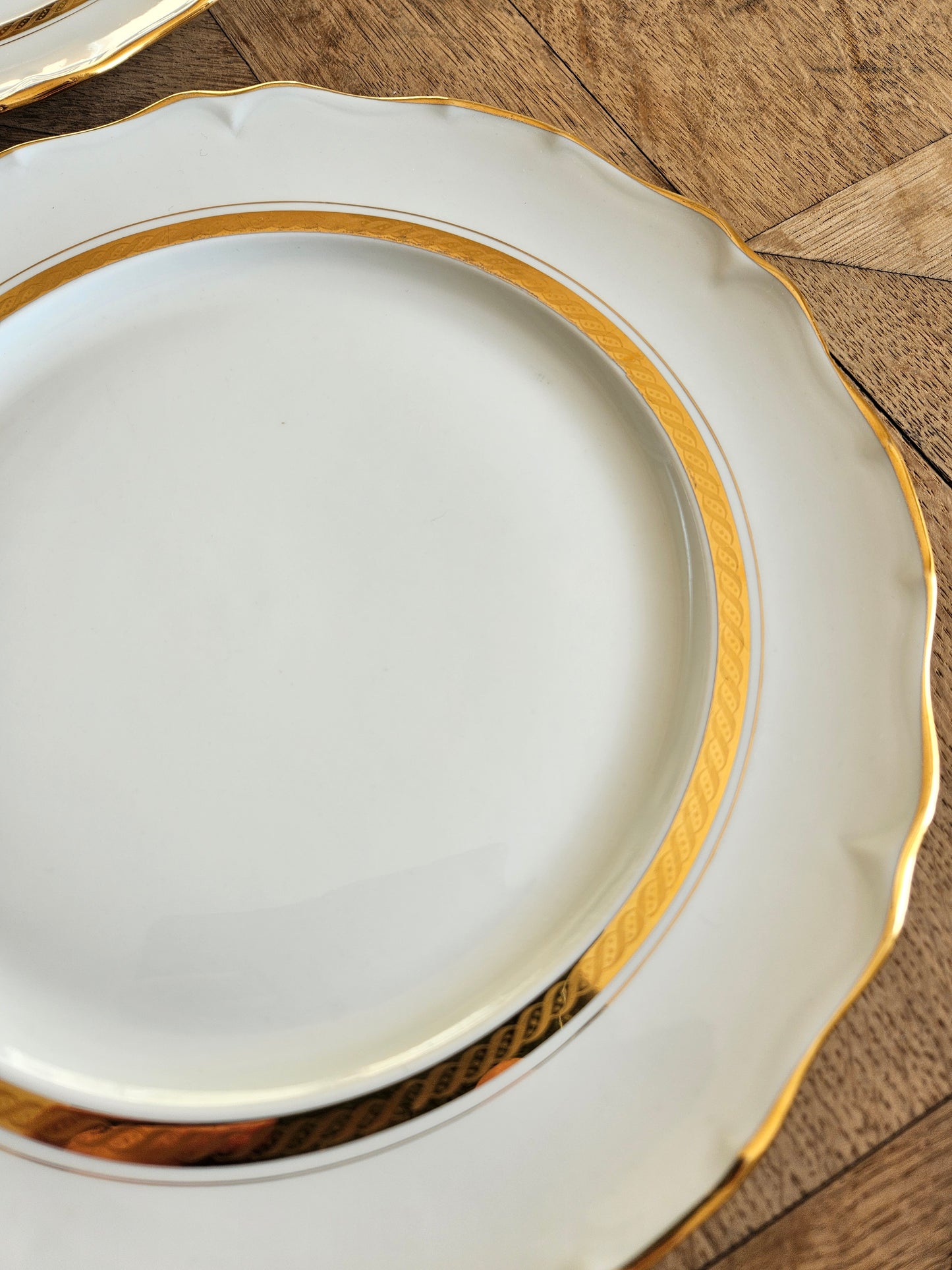 Assiettes plates dépareillées dorées