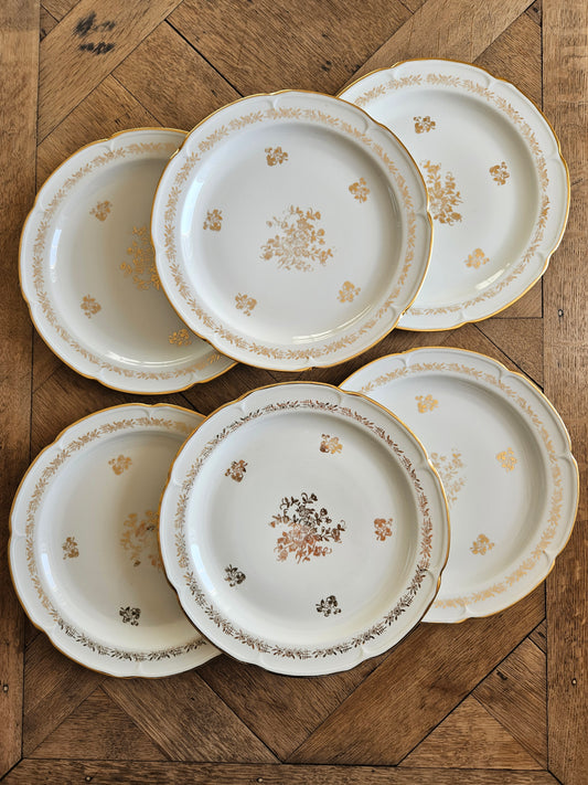 Lot de 6 assiettes plates anciennes en porcelaine de Vierzon. Décor floral blanc et doré. Idéales pour une élégante table de fête. 