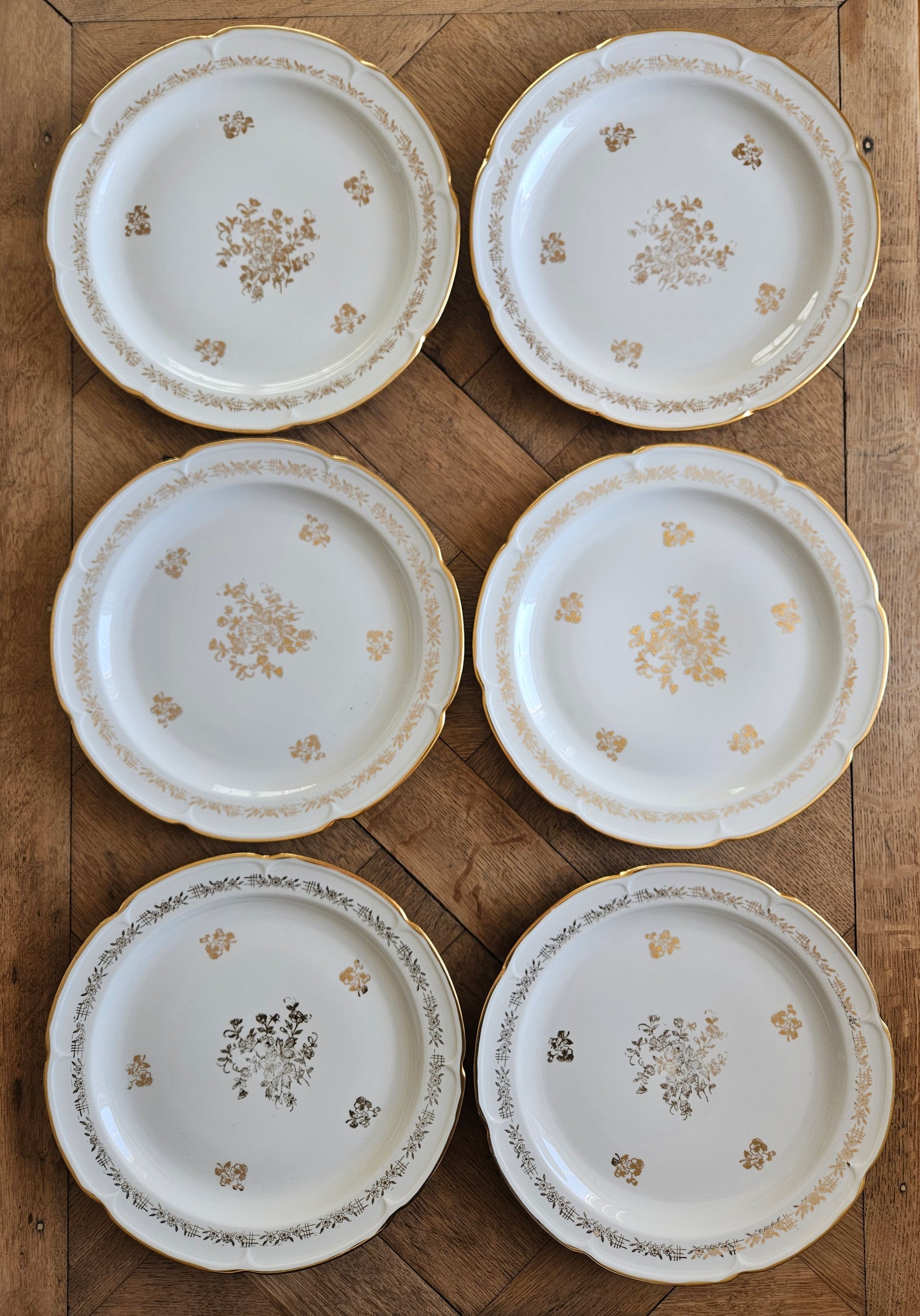 Lot de 6 assiettes plates anciennes en porcelaine de Vierzon. Décor floral blanc et doré. Idéales pour une élégante table de fête. 