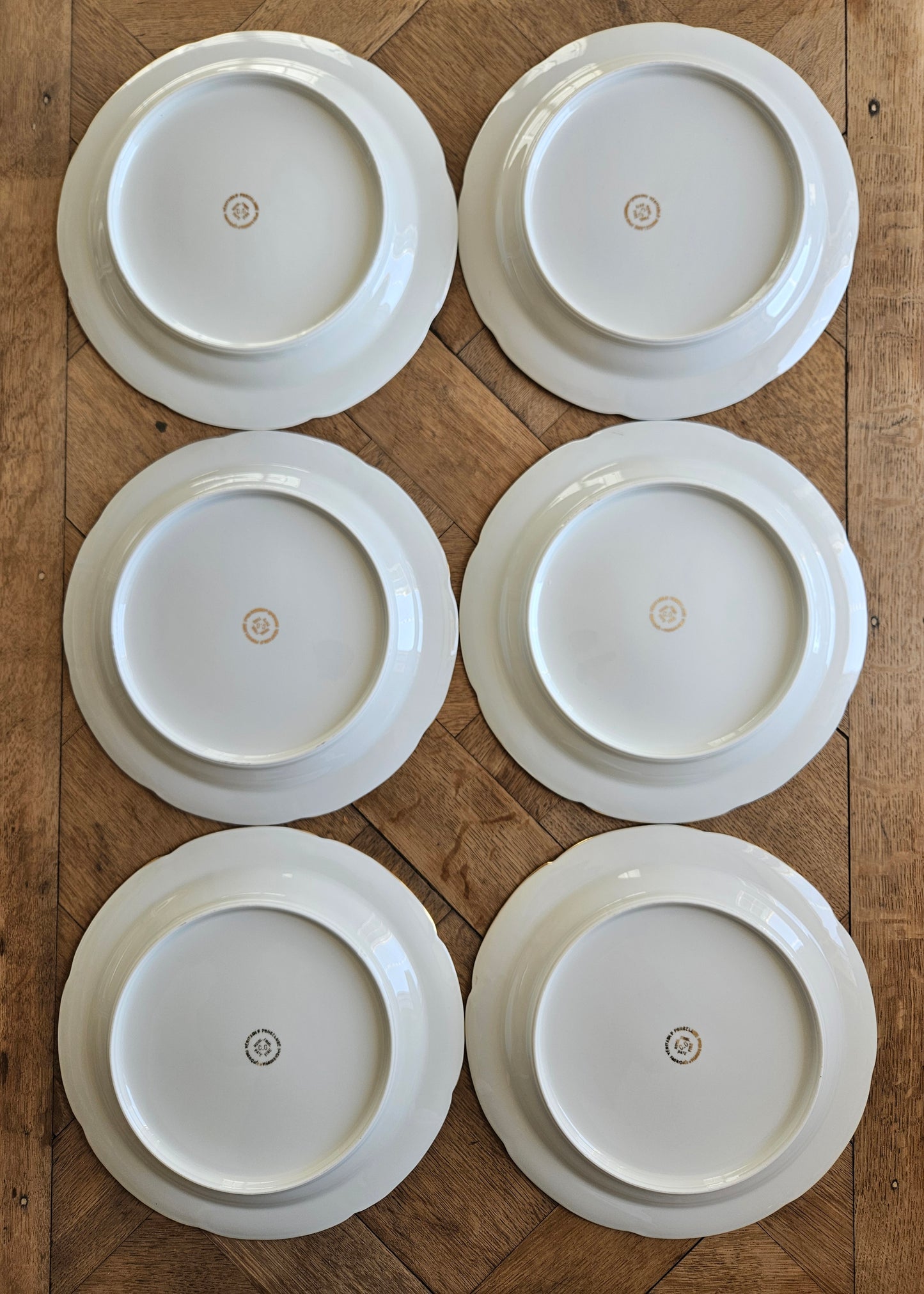 Lot de 6 assiettes plates anciennes en porcelaine de Vierzon. 