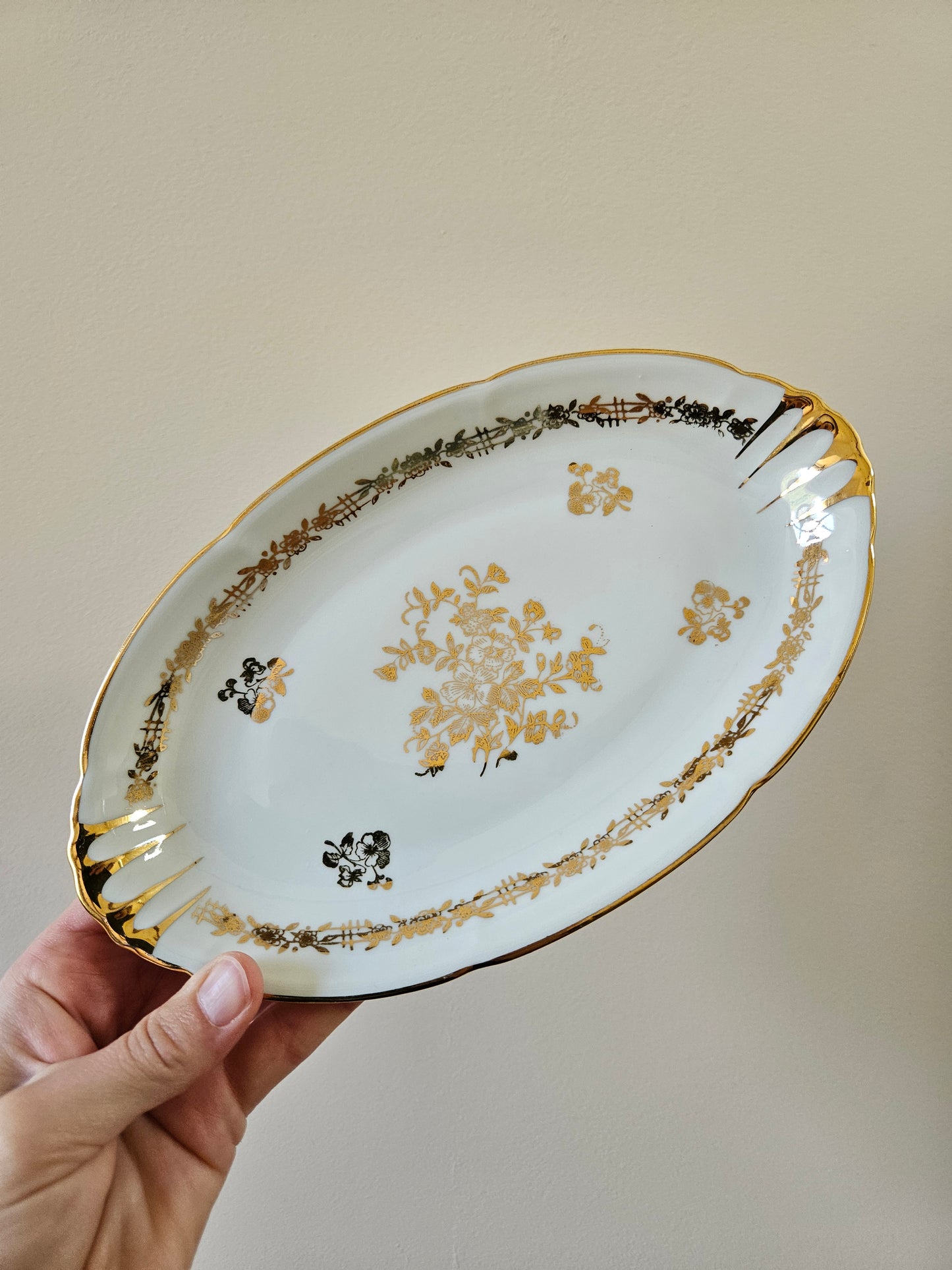 Ravier ancien en porcelaine de Vierzon. Décor blanc et or idéal pour une table de fête élégante et raffinée. 