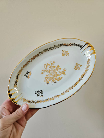 Ravier ancien en porcelaine de Vierzon. Décor blanc et or idéal pour une table de fête élégante et raffinée. 