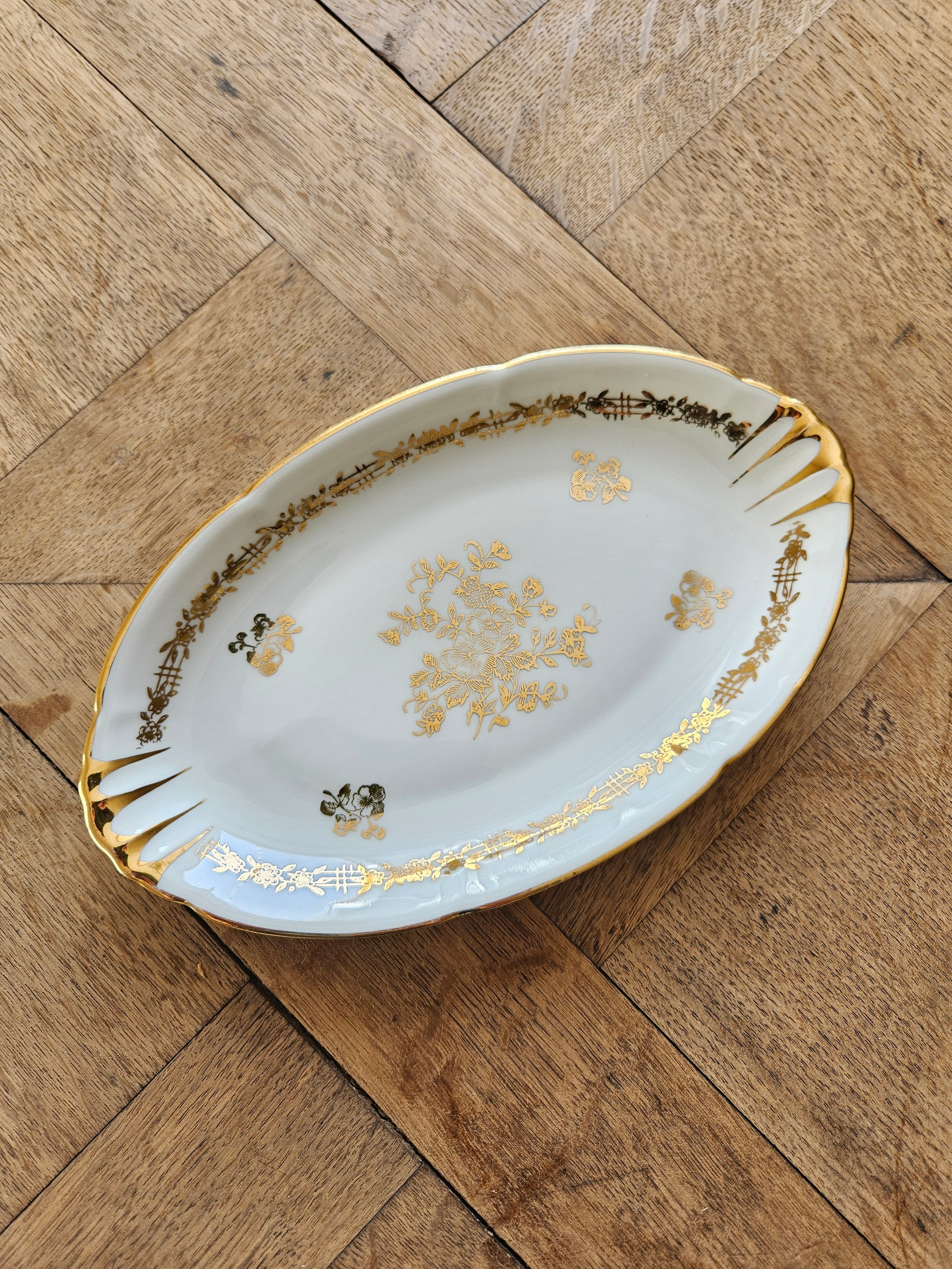 Ravier vintage en porcelaine de Vierzon. Décor floral blanc et or idéal pour une table de fête élégante et raffinée. 