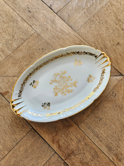 Ravier vintage en porcelaine de Vierzon. Décor floral blanc et or idéal pour une table de fête élégante et raffinée. 
