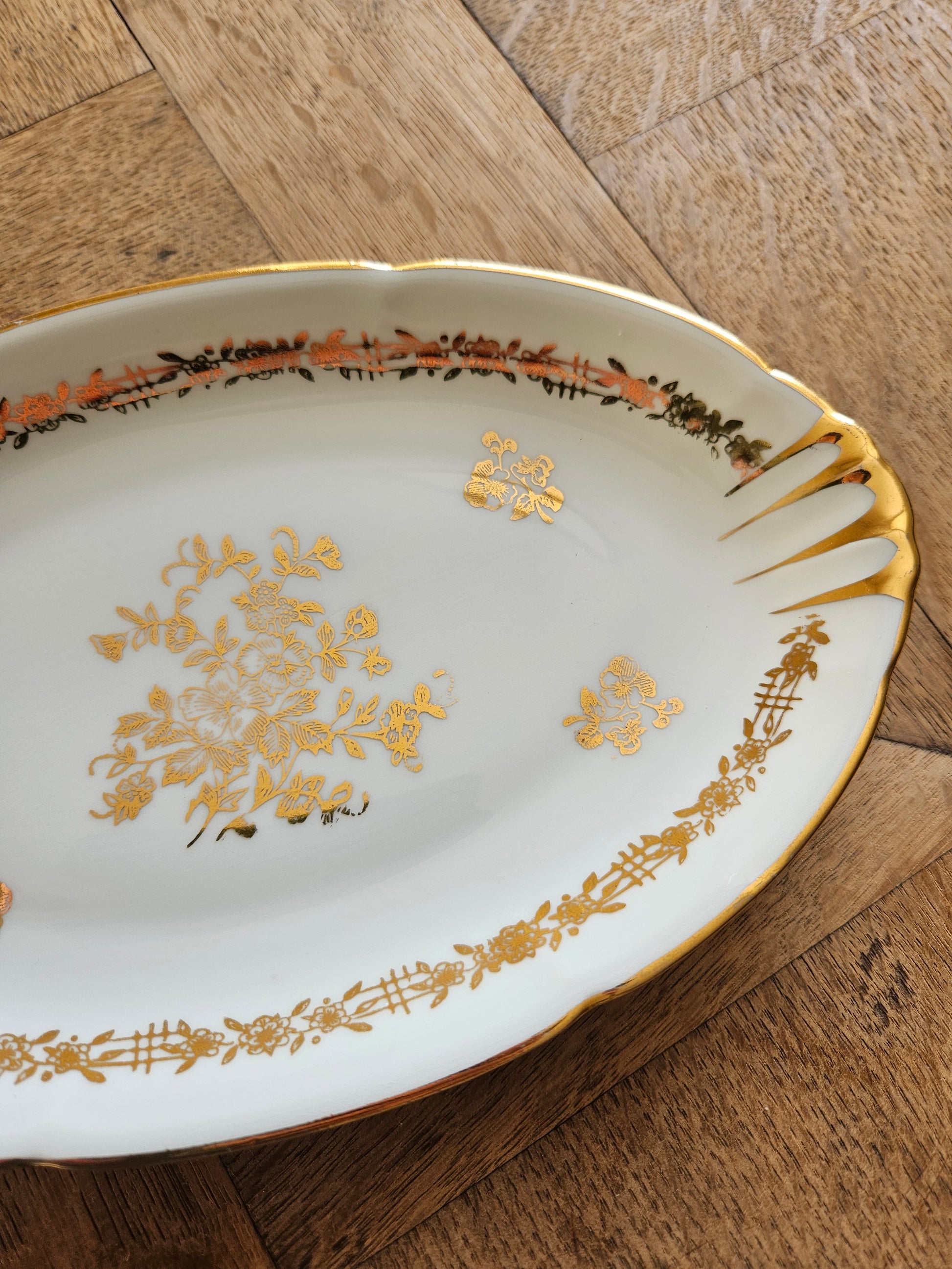 Ravier ancien en porcelaine de Vierzon. Décor blanc et or idéal pour une table de fête élégante et raffinée. 