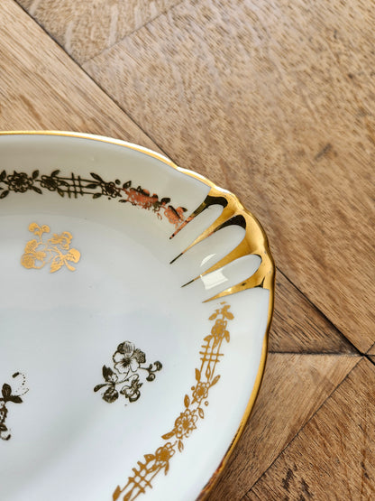 Ravier ancien en porcelaine de Vierzon. Décor blanc et doré idéal pour une table de fête élégante et raffinée. 