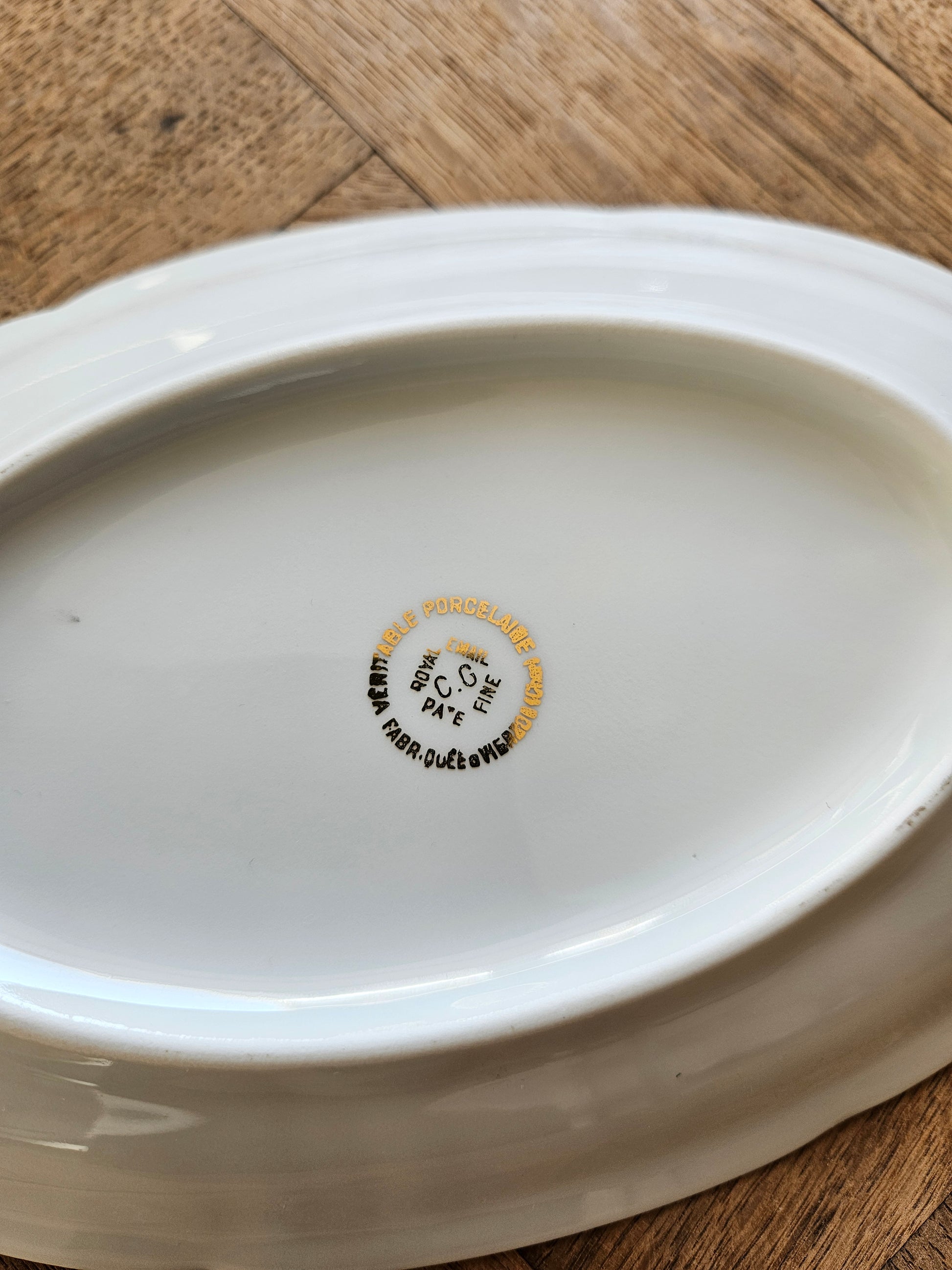 Ravier ancien en véritable porcelaine. Fabriquée à Vierzon. Pate fine.