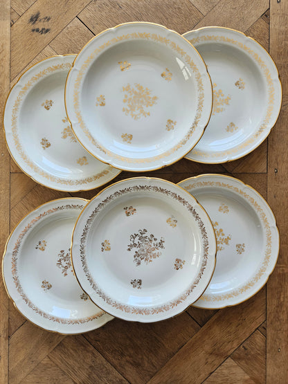 Lot de 6 assiettes creuses anciennes en porcelaine de Vierzon. Décor floral blanc et doré idéal pour une table de fête élégante et raffinée. 