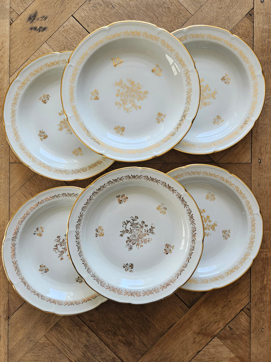 Lot de 6 assiettes creuses anciennes en porcelaine de Vierzon. Décor floral blanc et doré idéal pour une table de fête élégante et raffinée. 