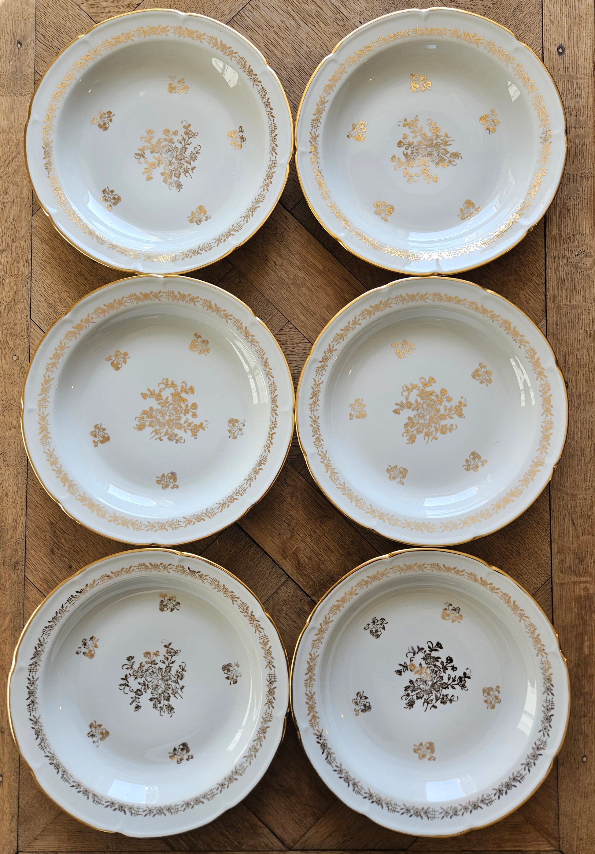 Lot de 6 assiettes creuses anciennes en porcelaine de Vierzon. Décor floral blanc et doré idéal pour une table de fête élégante et raffinée. 