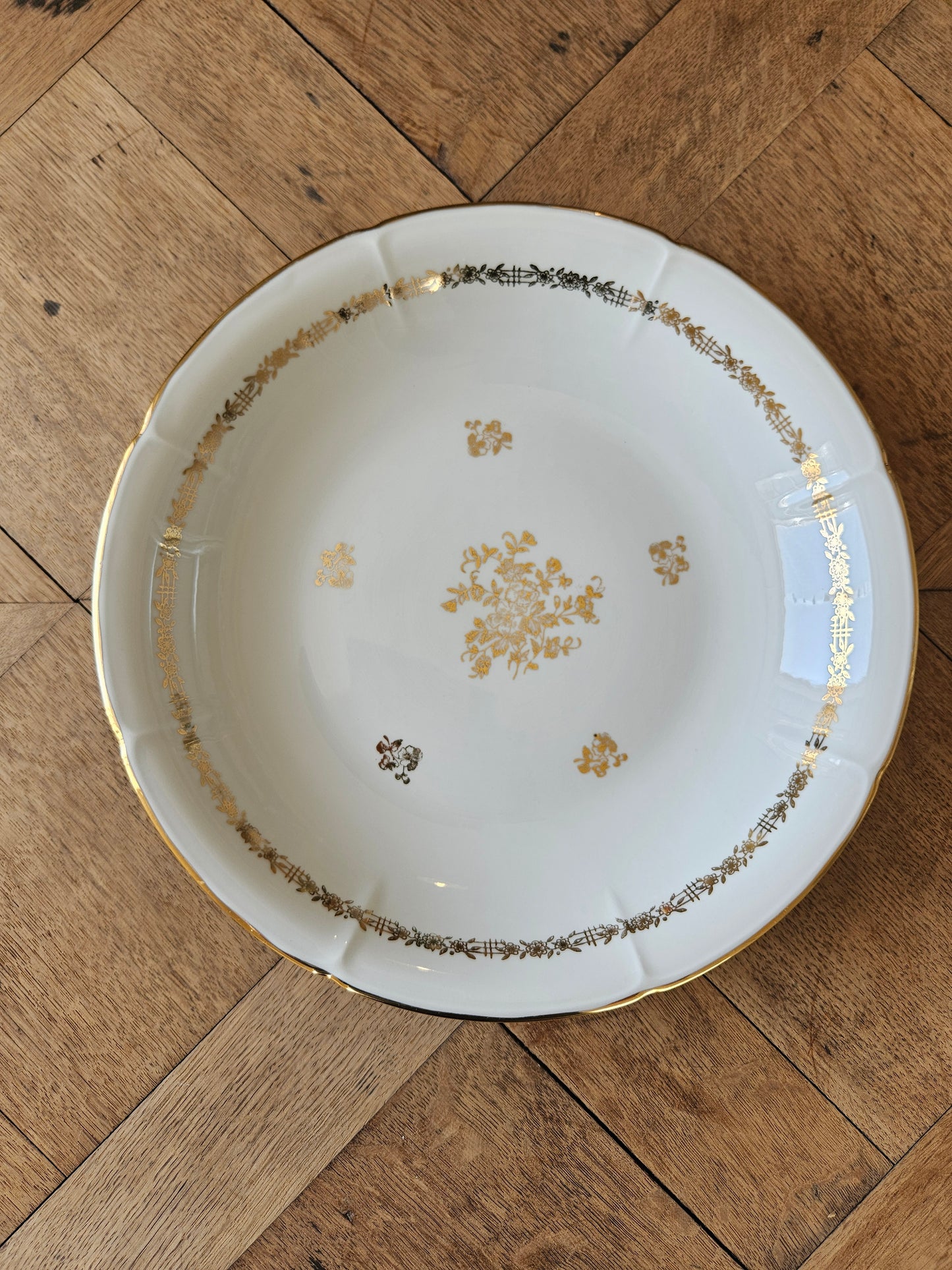 Plat creux ancien blanc et or en porcelaine de Vierzon