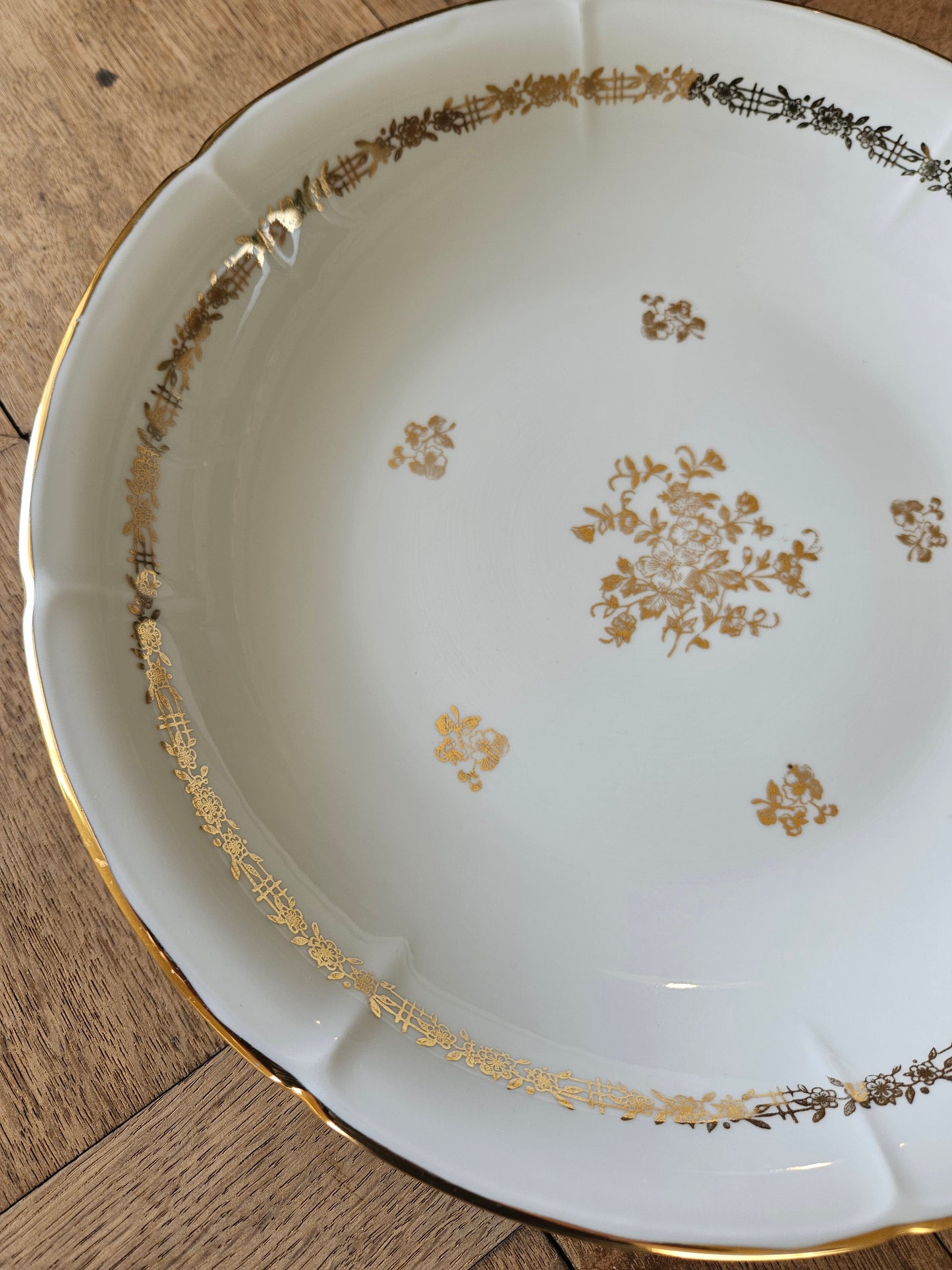 Plat creux ancien blanc et or en porcelaine de Vierzon