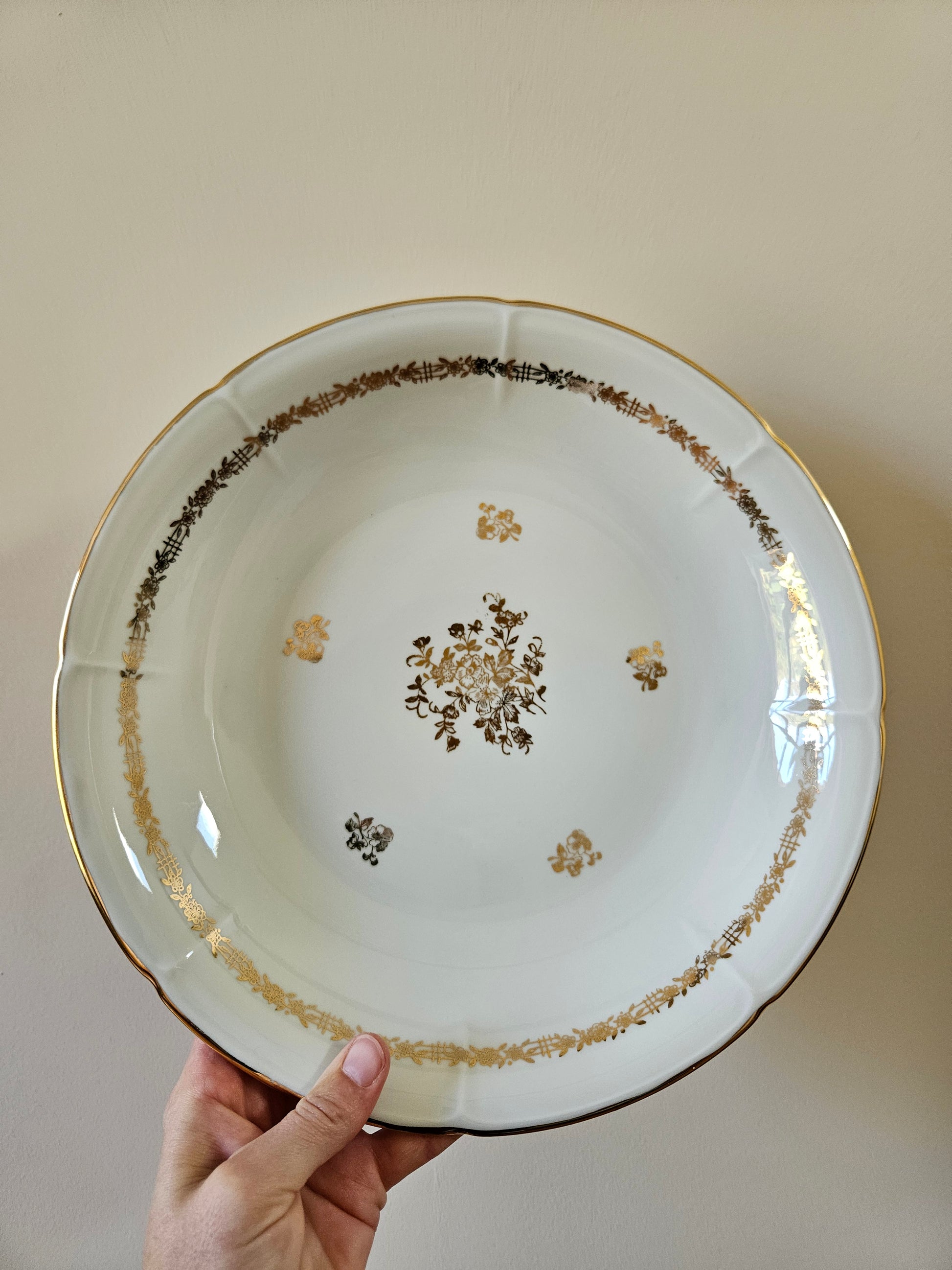 Plat creux ancien blanc et or en porcelaine de Vierzon