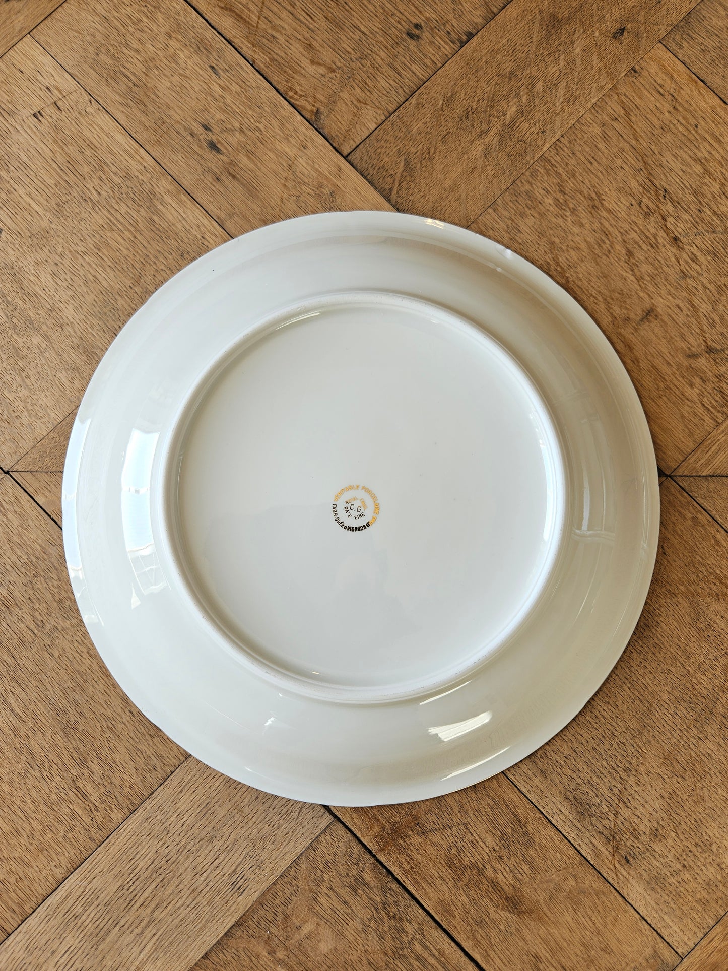 Plat creux ancien blanc et or en porcelaine de Vierzon