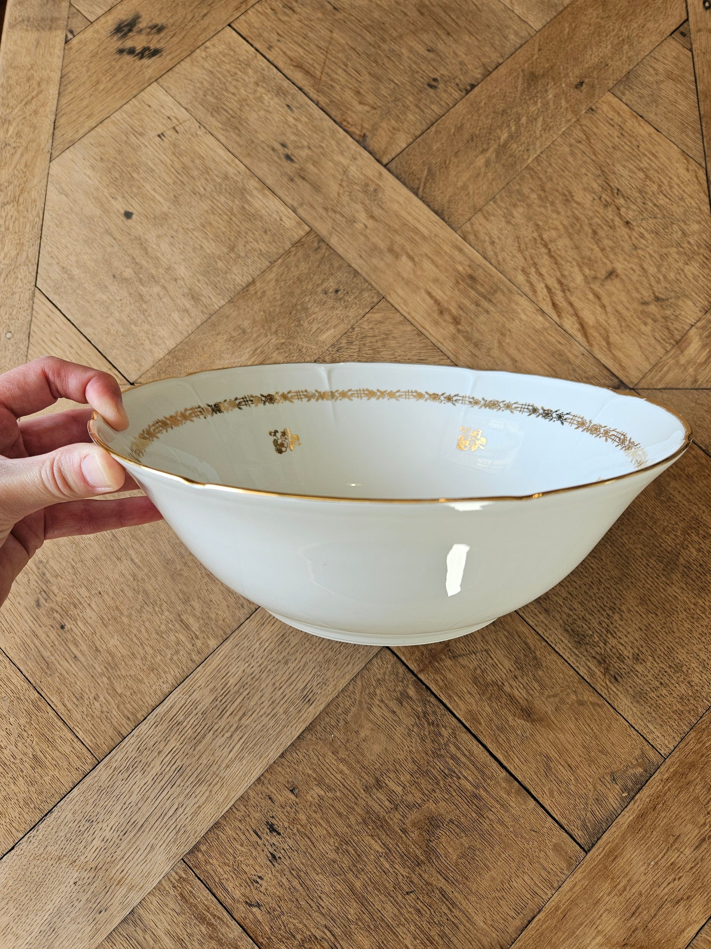 Élégant saladier ancien en porcelaine de Vierzon. Décor fleuri doré.