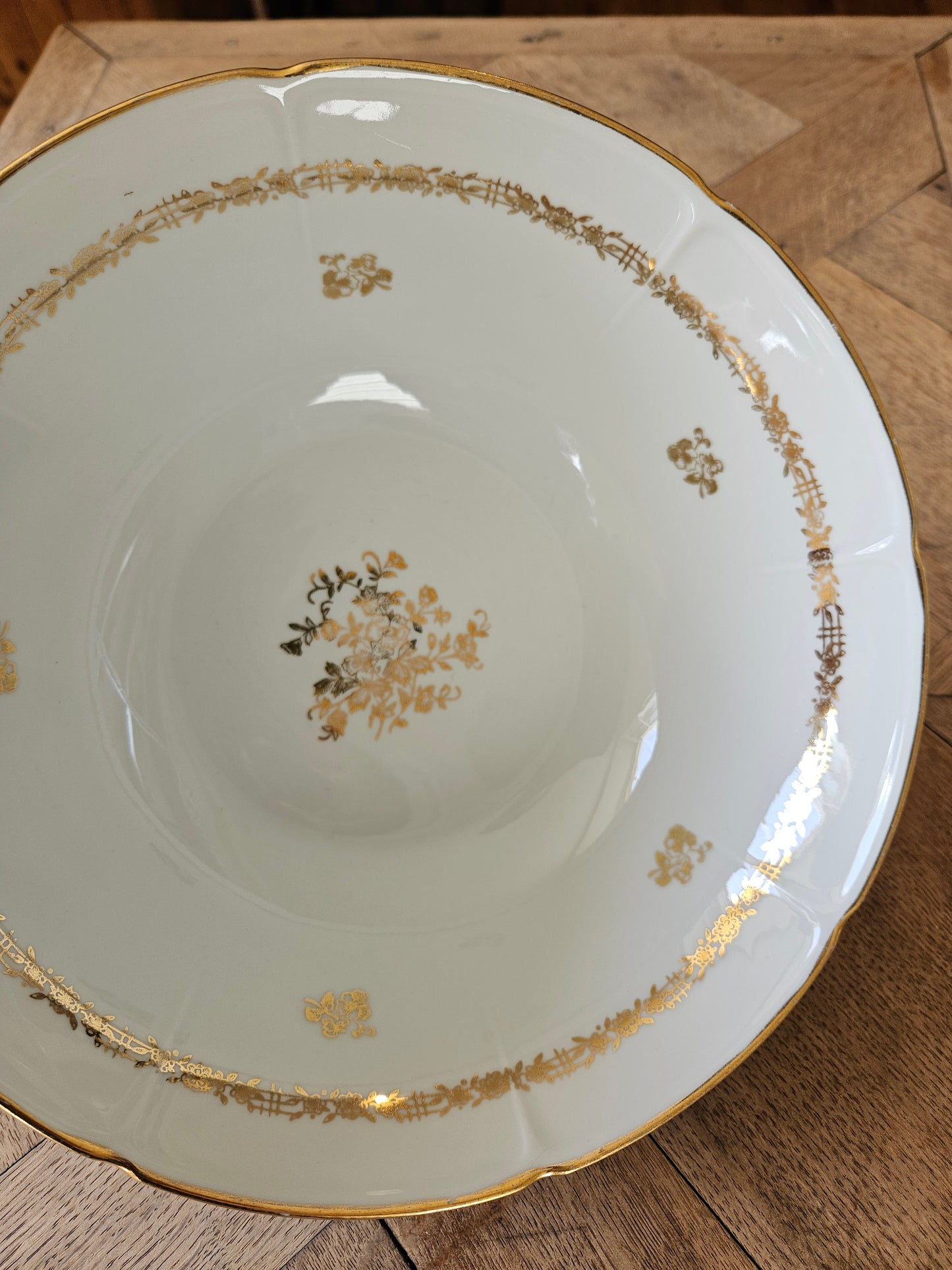 Élégant saladier ancien en porcelaine de Vierzon. Décor fleuri doré.