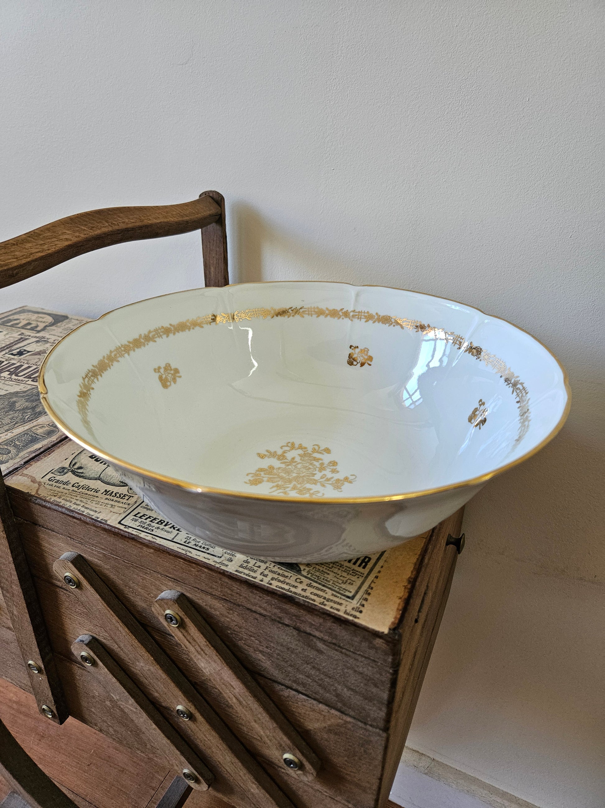 Élégant saladier ancien en porcelaine de Vierzon. Décor fleuri doré. Idéal pour une table de fête raffinée. 