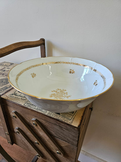 Élégant saladier ancien en porcelaine de Vierzon. Décor fleuri doré. Idéal pour une table de fête raffinée. 