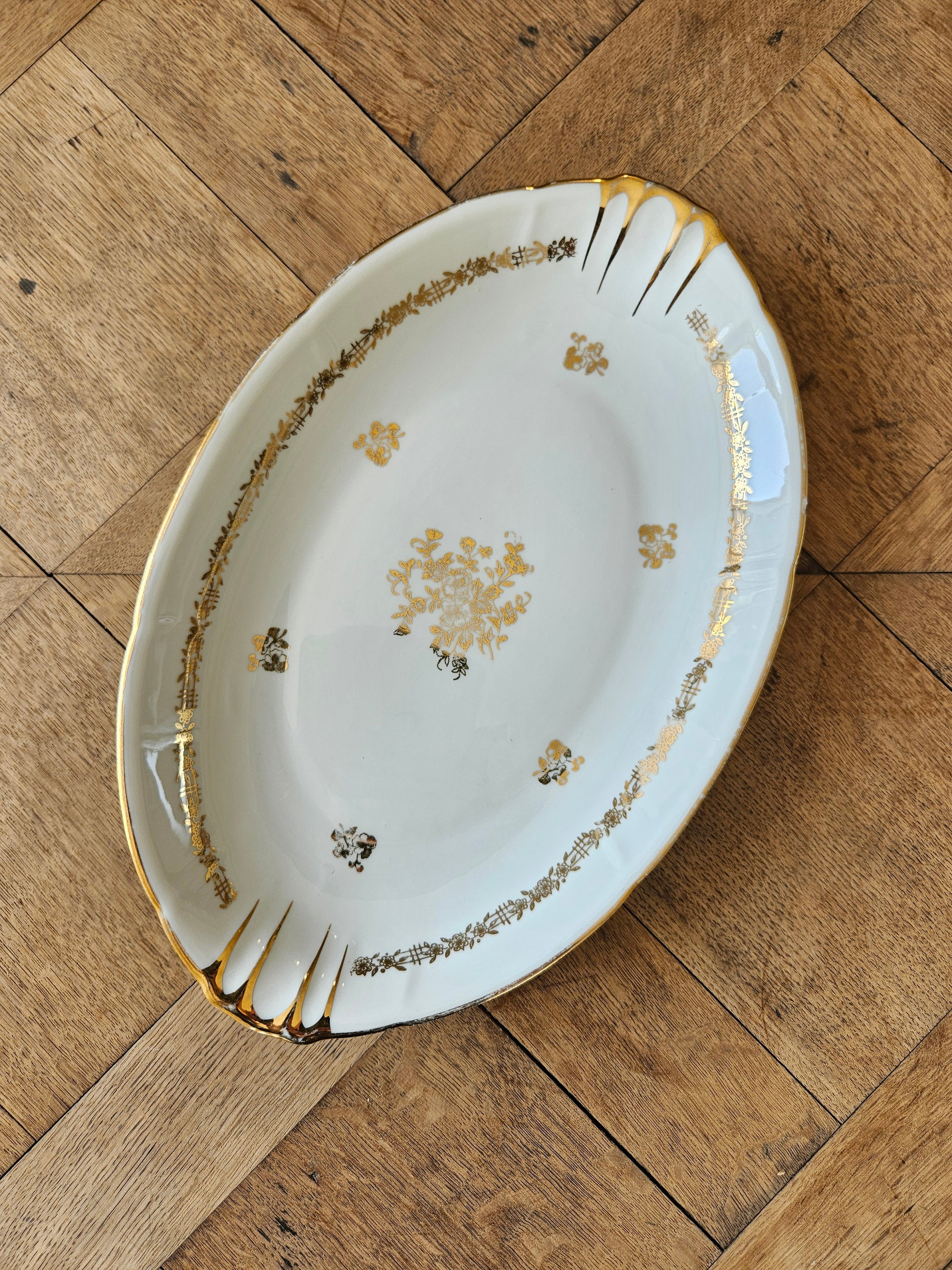 Plat ovale ancien blanc et or en porcelaine de Vierzon