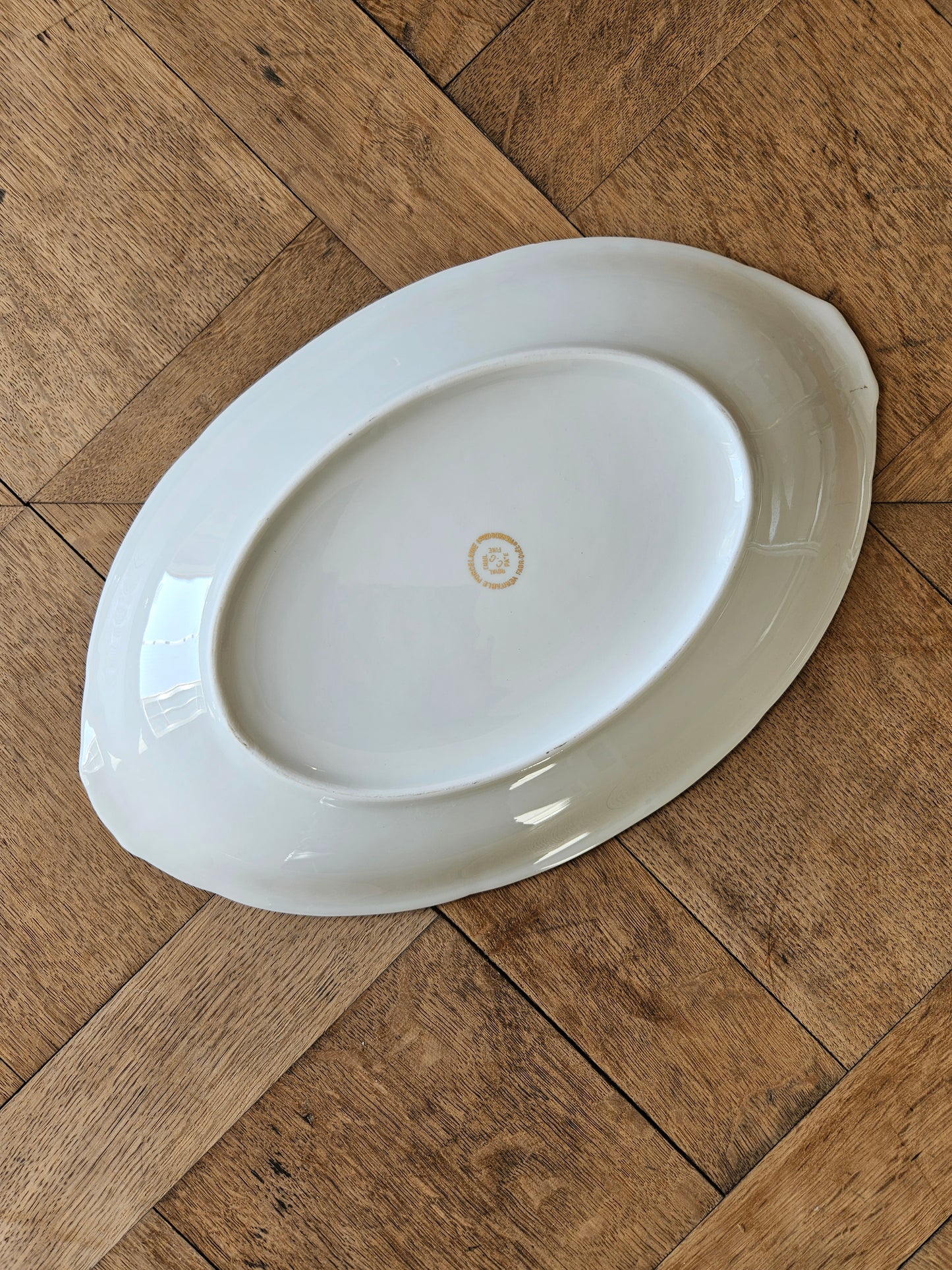 Plat ovale ancien blanc et or en porcelaine de Vierzon