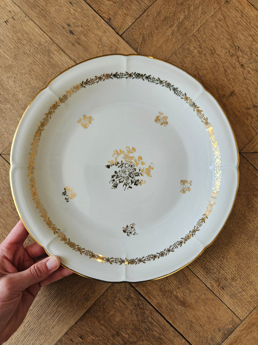 Plat rond ancien porcelaine de Vierzon. Décor blanc et or.