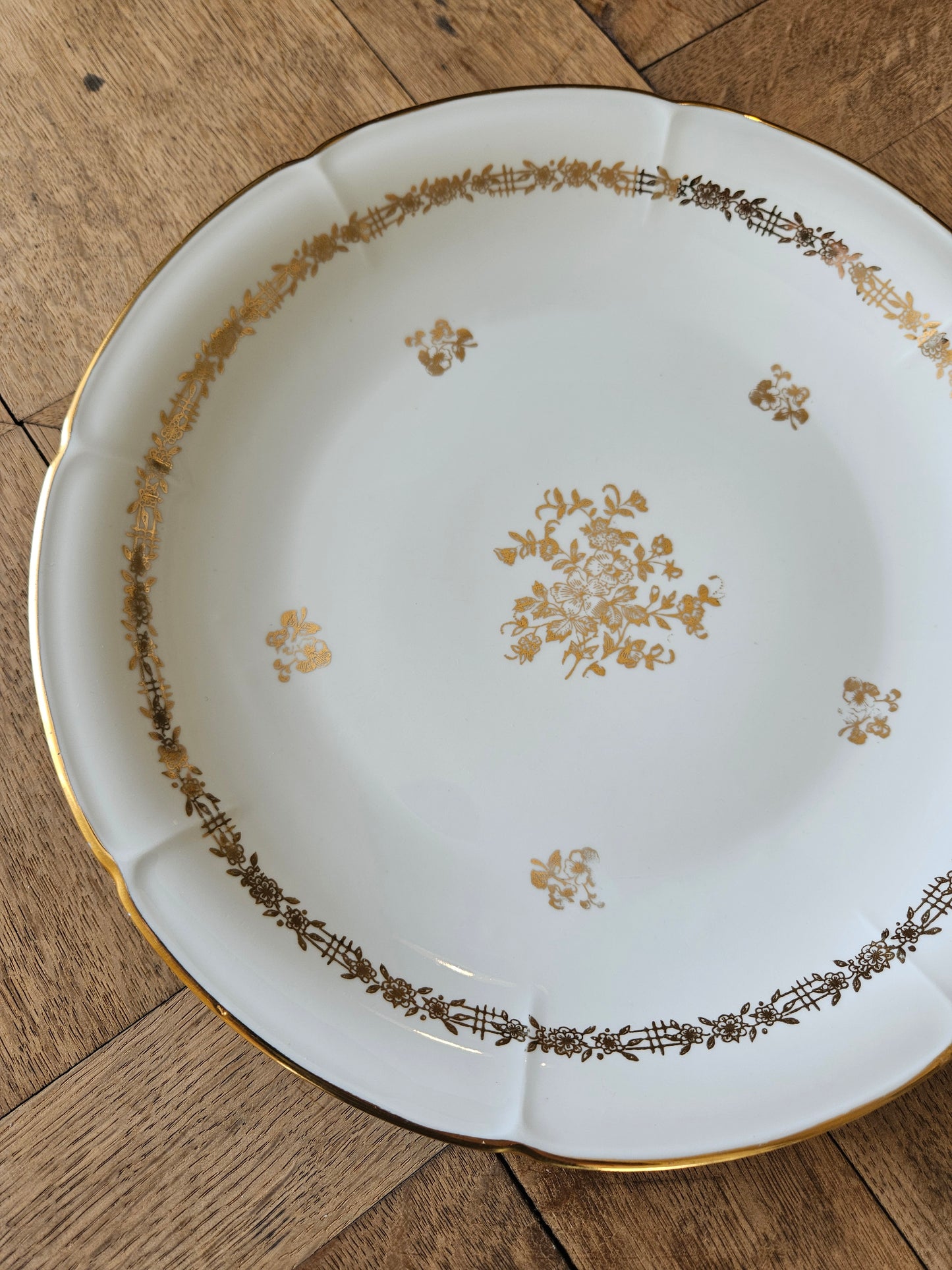 Plat rond ancien porcelaine de Vierzon. Décor blanc et or.