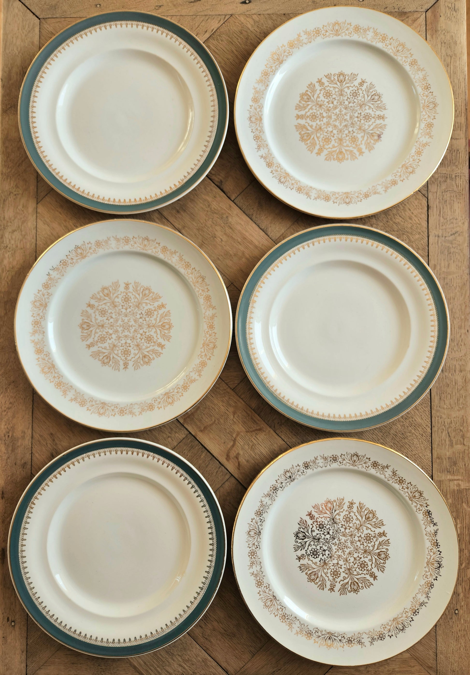 Lot de 6 assiettes plates dépareillées, bleu canard et dorure. Faïence. 