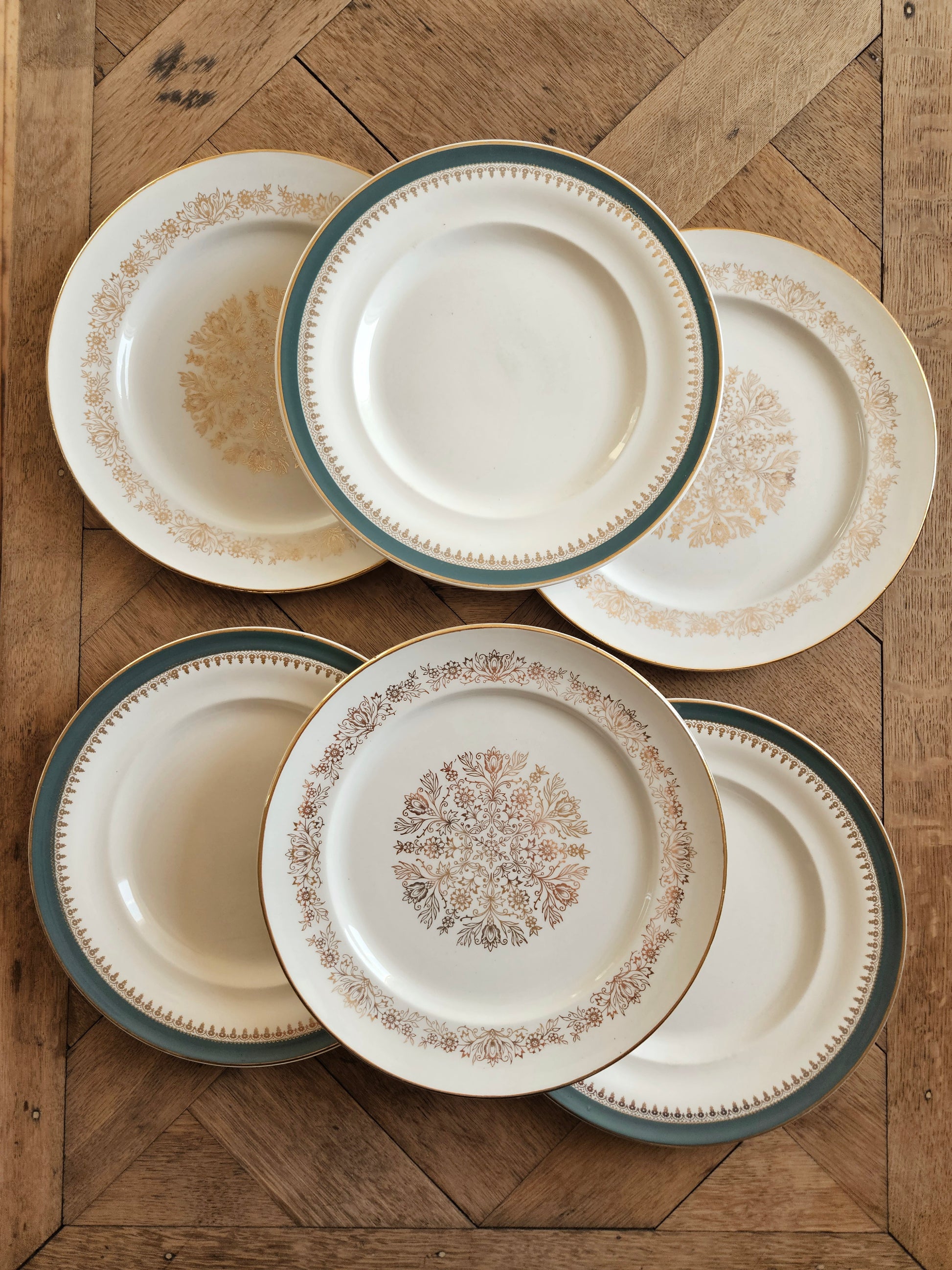 Mix and match d’assiettes plates dépareillées, bleu canard et dorure