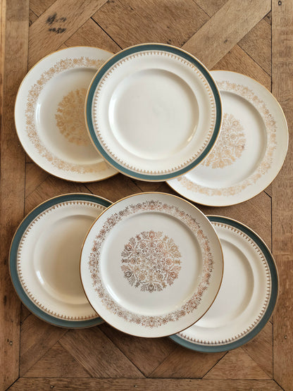 Mix and match d’assiettes plates dépareillées, bleu canard et dorure