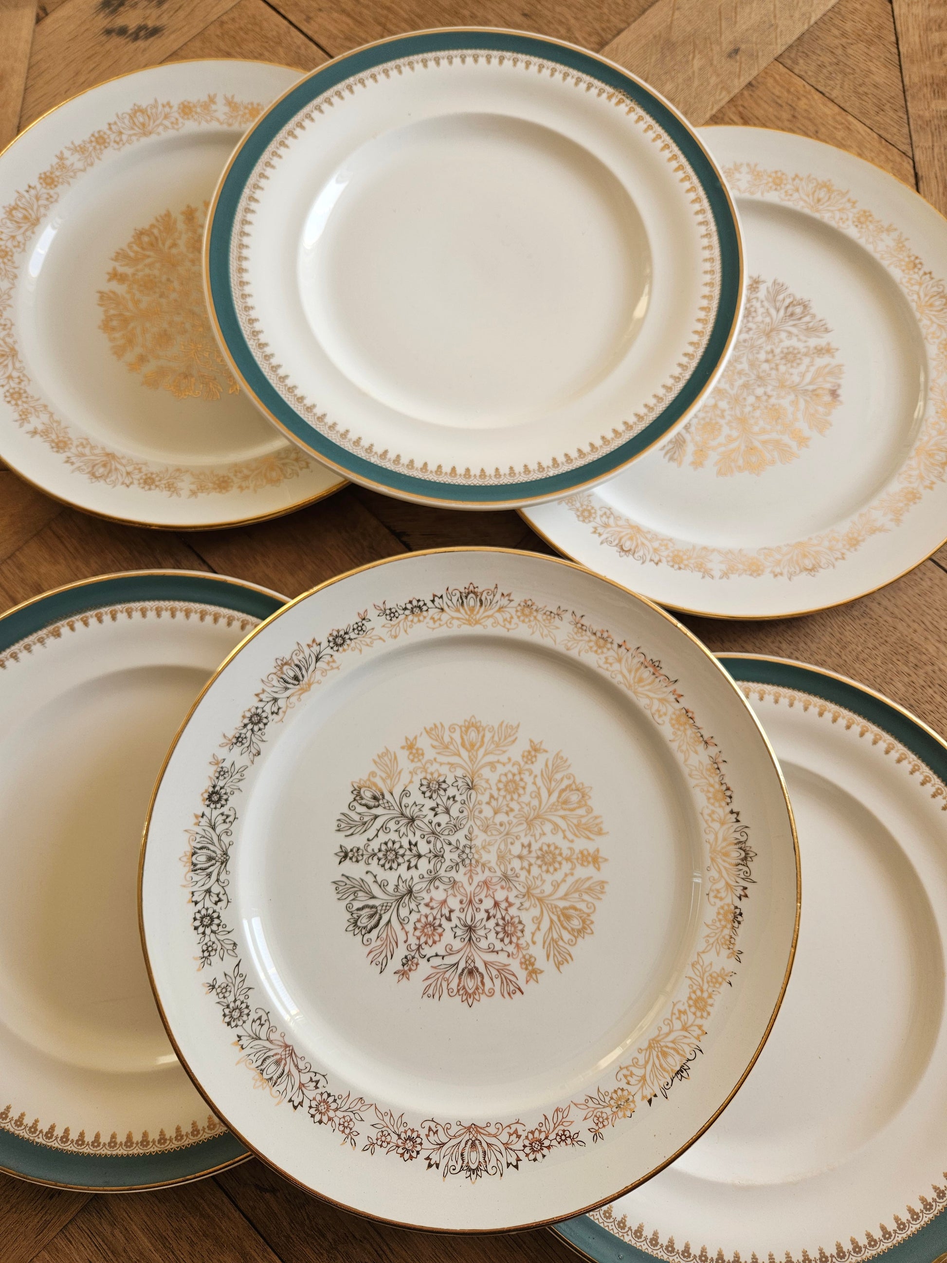 Mélange d’assiettes plates anciennes dépareillées, bleu canard et dorure