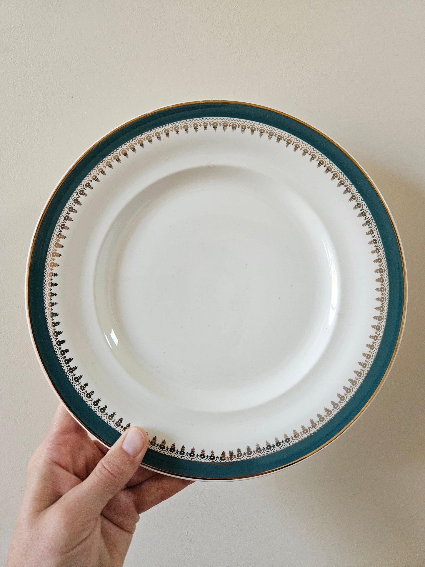 Assiettes plates dépareillées, bleu canard et dorure