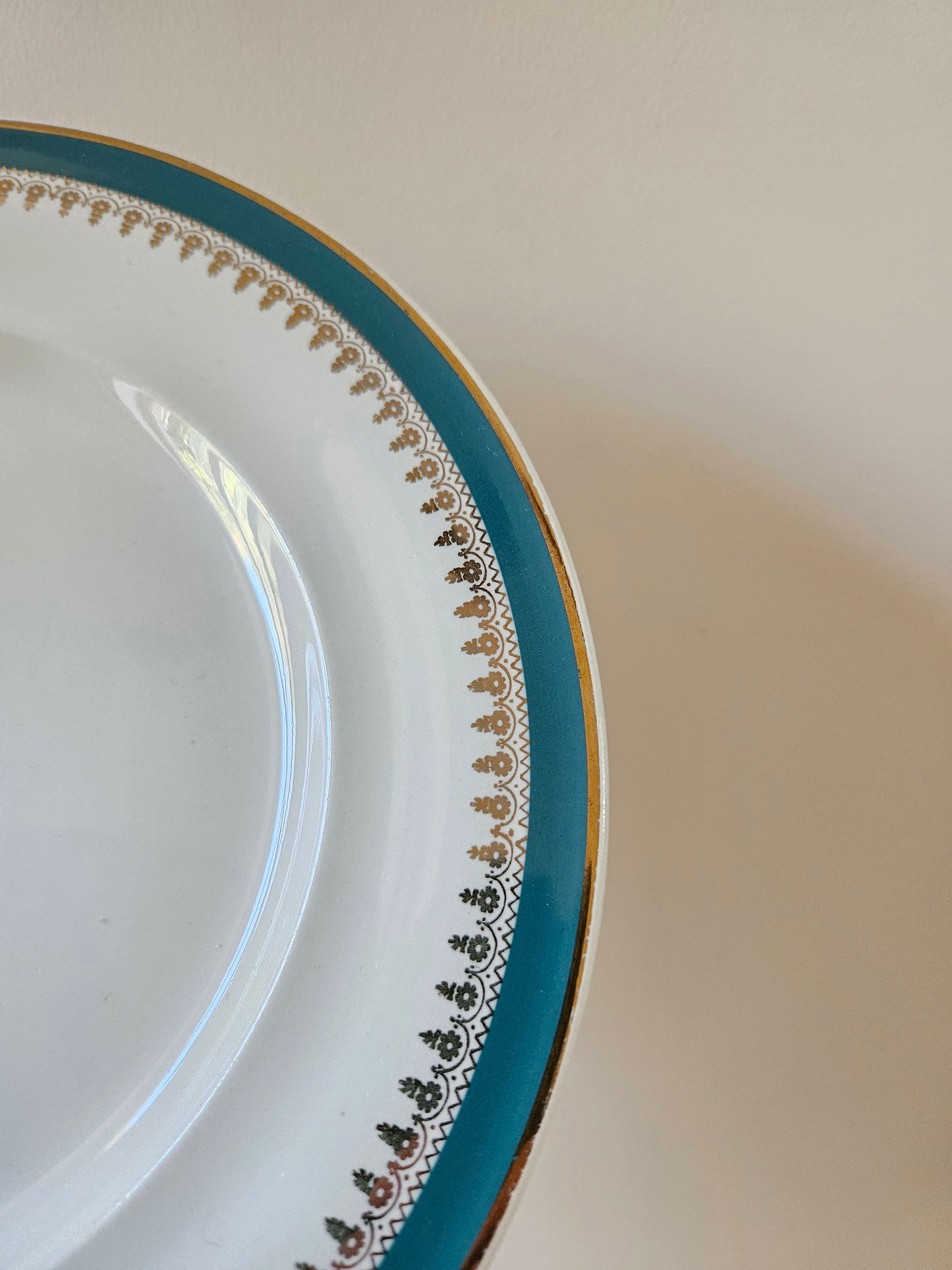 Assiettes plates dépareillées, bleu canard et dorure