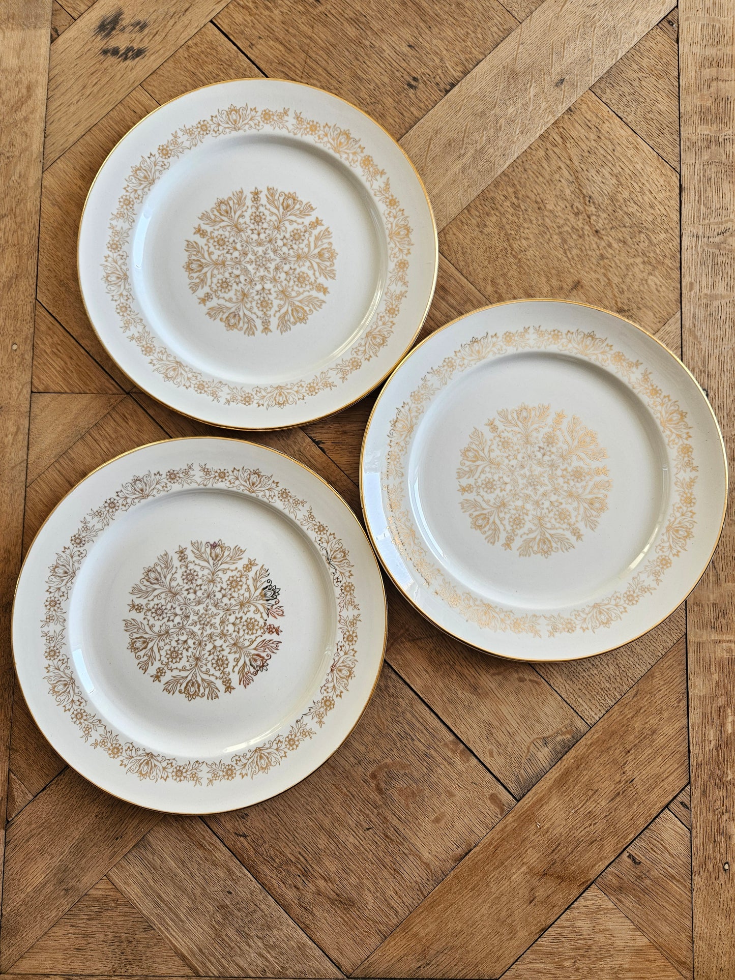 Assiettes plates vintage au décor doré style mandala