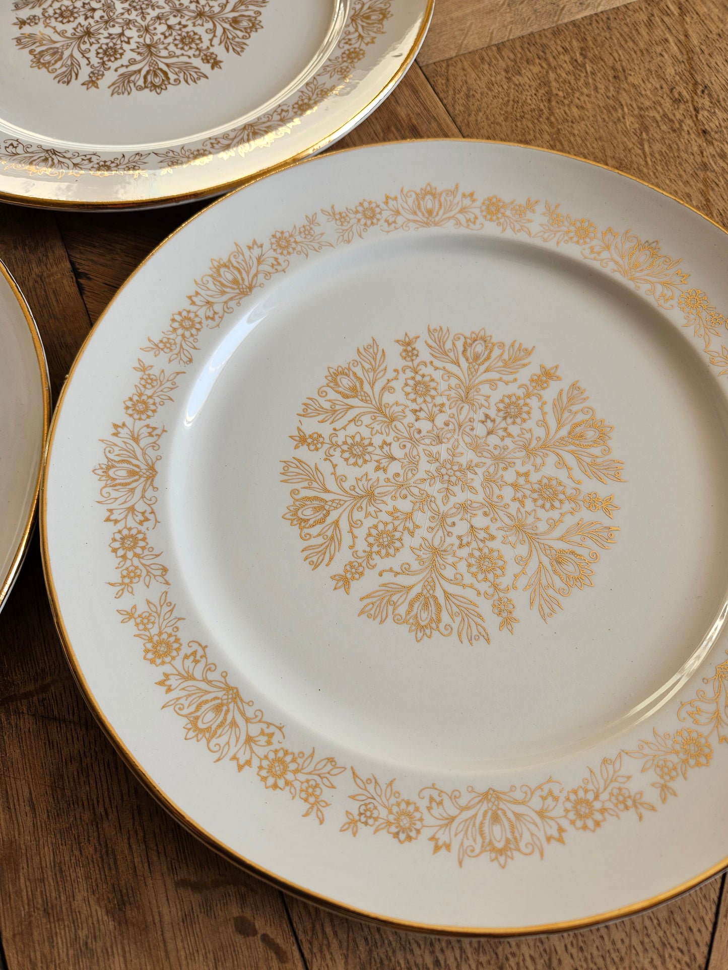 Assiettes plates dépareillées, bleu canard et dorure