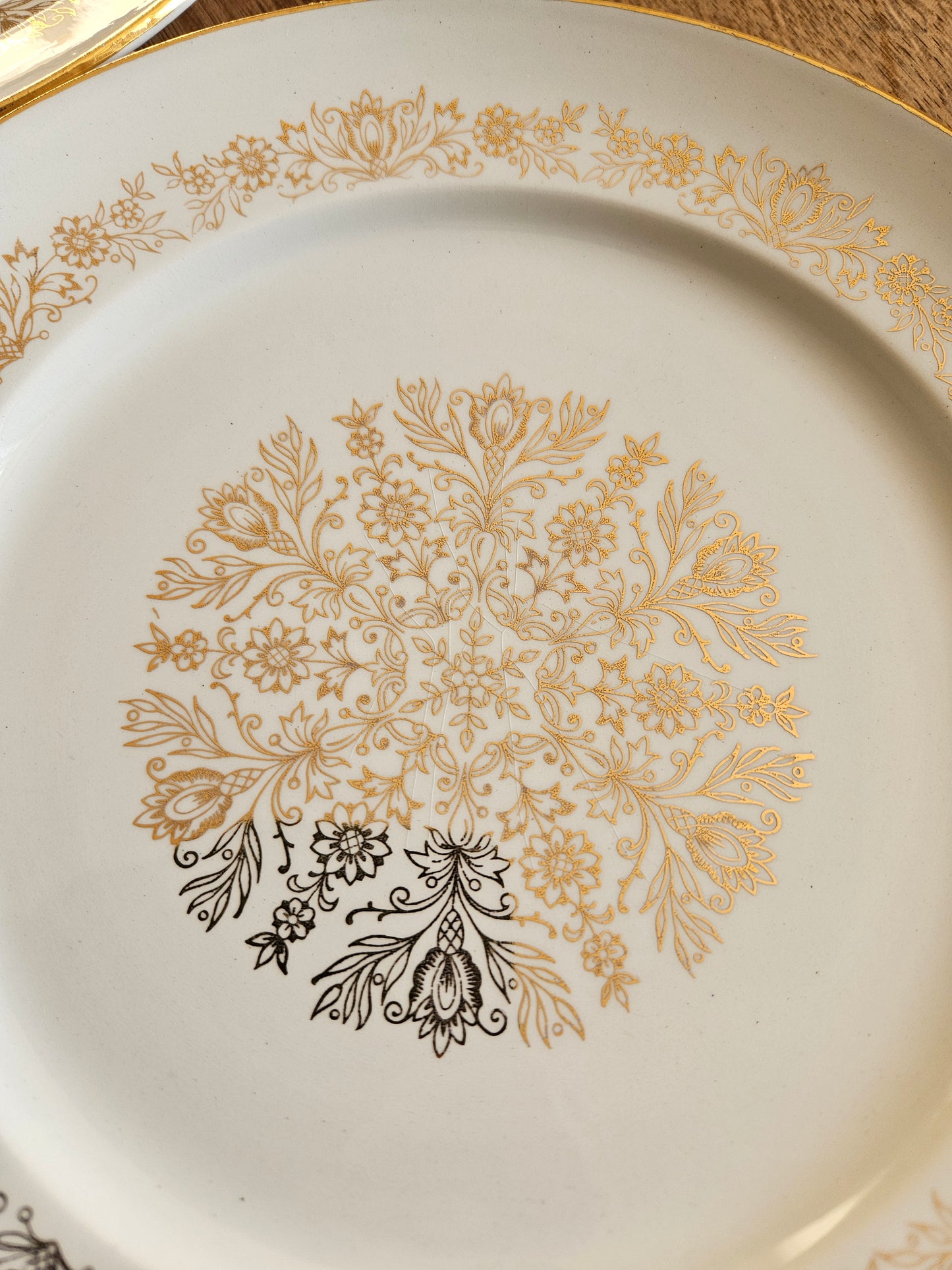 Assiettes plates dépareillées, bleu canard et dorure