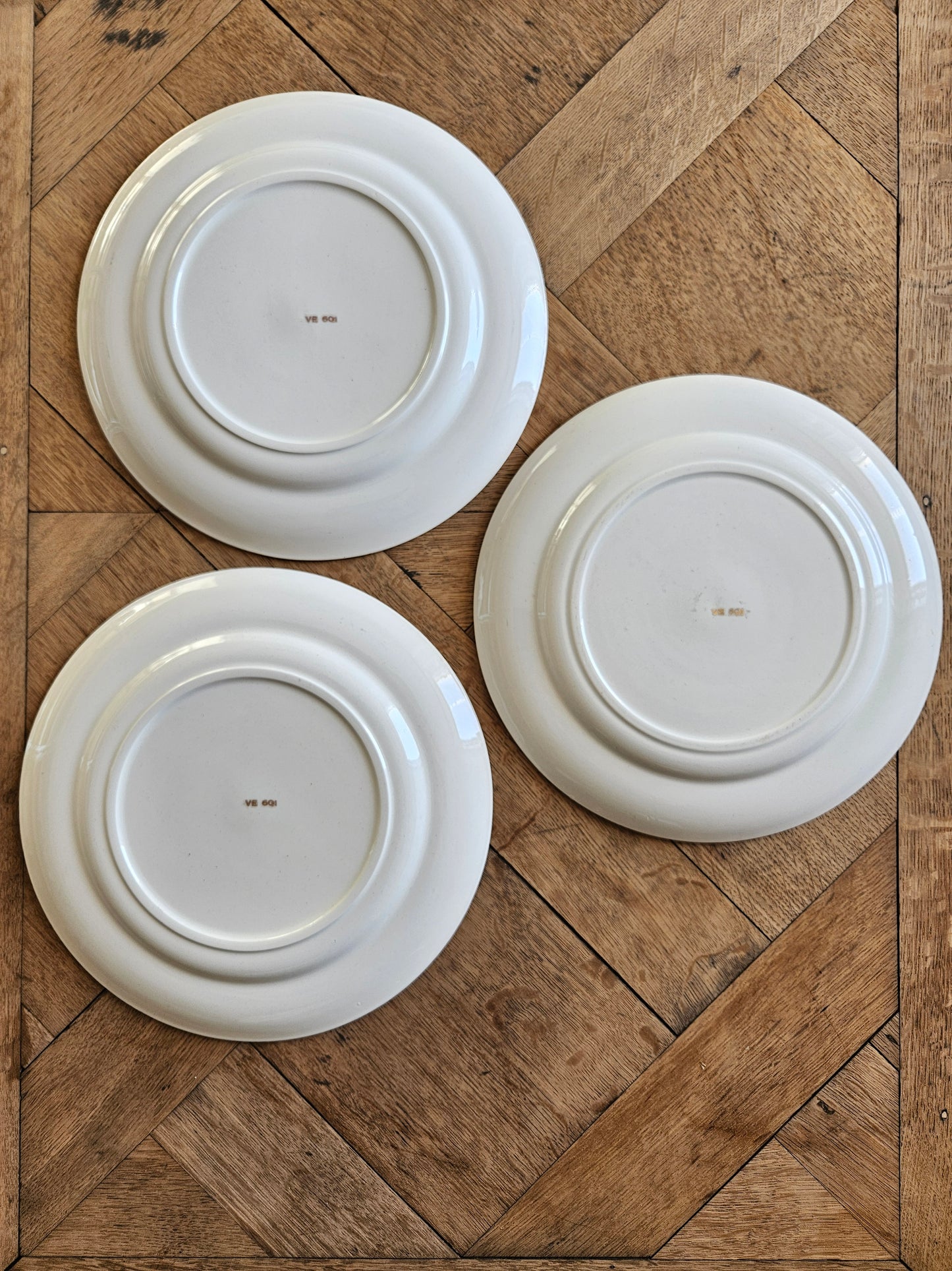 Assiettes plates dépareillées, bleu canard et dorure