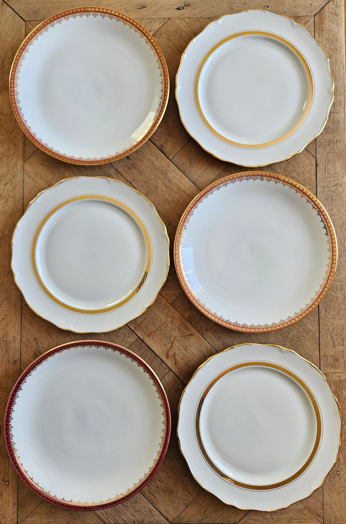 Mix and match de 6 assiettes plates vintage en porcelaine, rouges et dorées