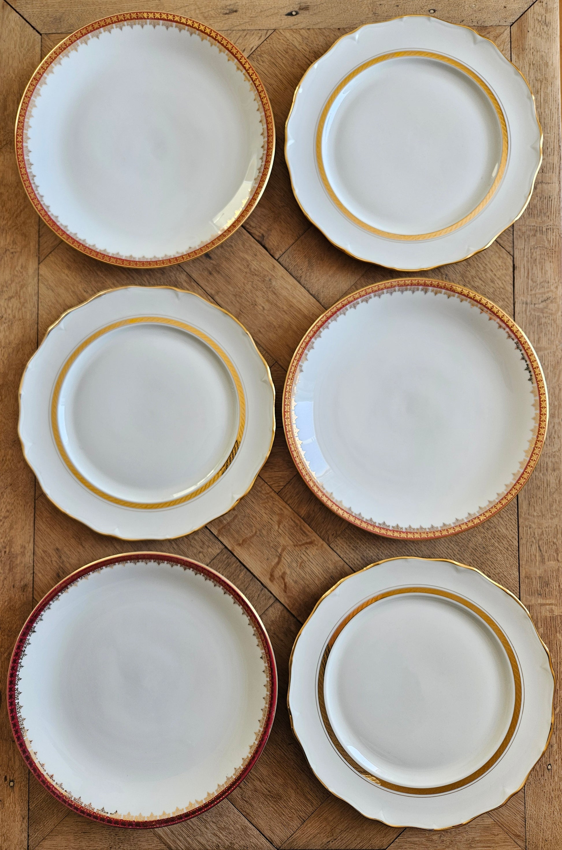 Mix and match de 6 assiettes plates vintage en porcelaine, rouges et dorées