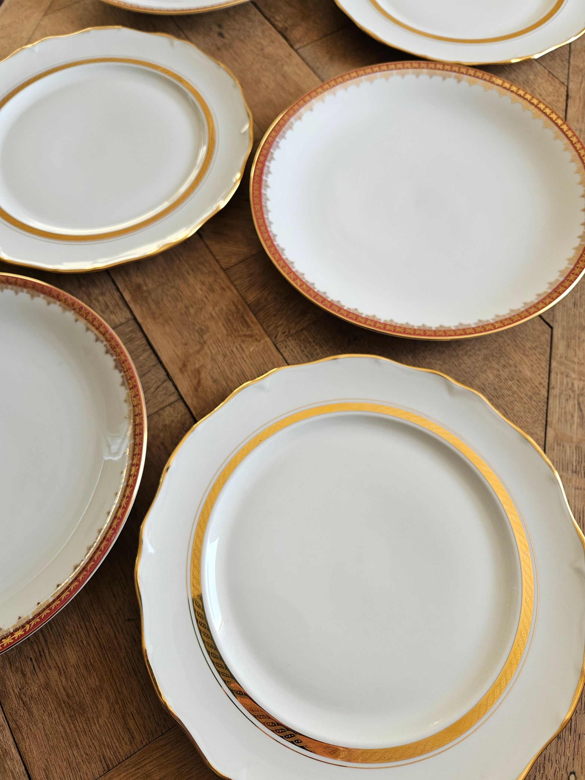 Mix and match d’assiettes plates vintage en porcelaine, rouges et dorées