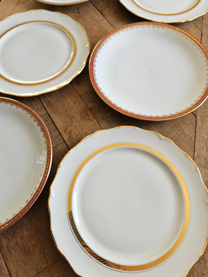 Mix and match d’assiettes plates vintage en porcelaine, rouges et dorées