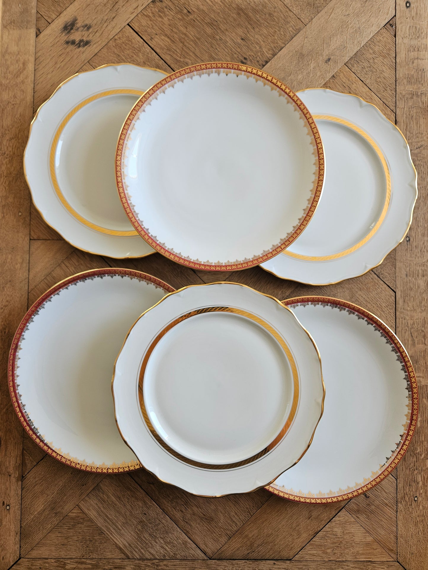 Lot de 6 assiettes plates vintage dépareillées, rouges et dorées. Pour une élégante table de fête. 