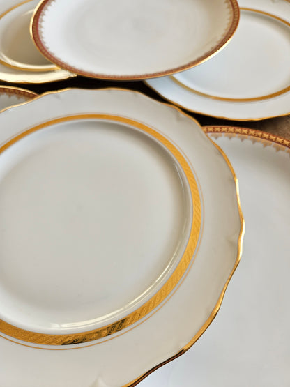Assiettes plates dépareillées, rouges et dorées
