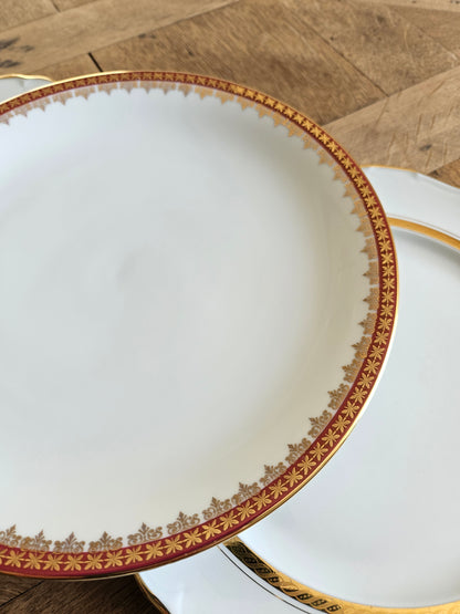 Assiettes plates dépareillées, rouges et dorées