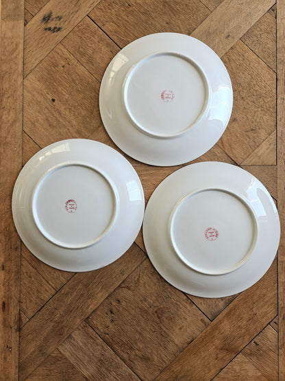 Assiettes plates dépareillées, rouges et dorées