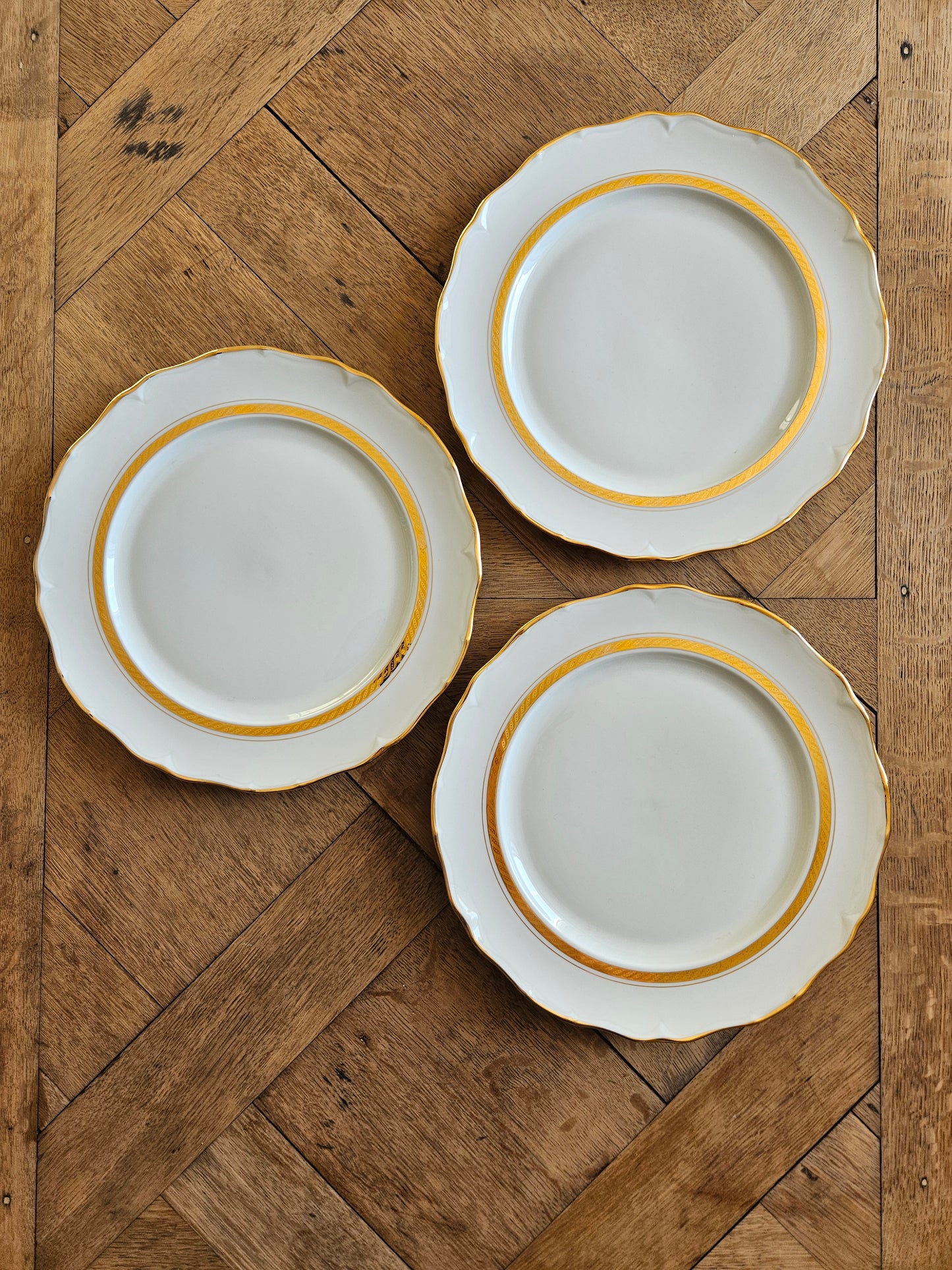 Mix and match composé de 3 assiettes en porcelaine de Sologne, liseré doré 