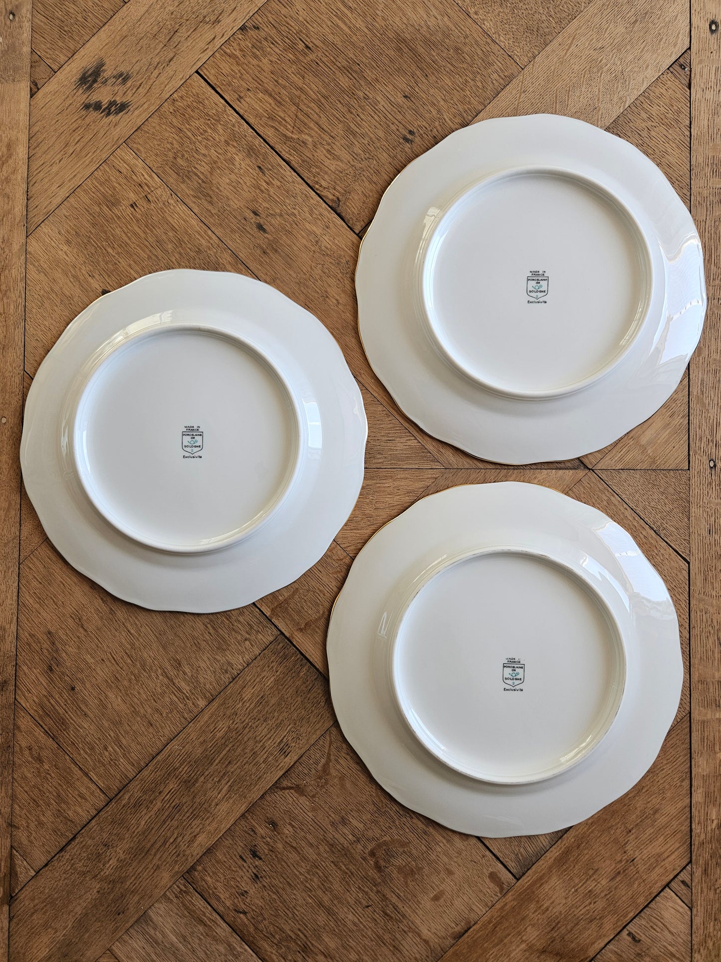 Assiettes plates dépareillées, rouges et dorées