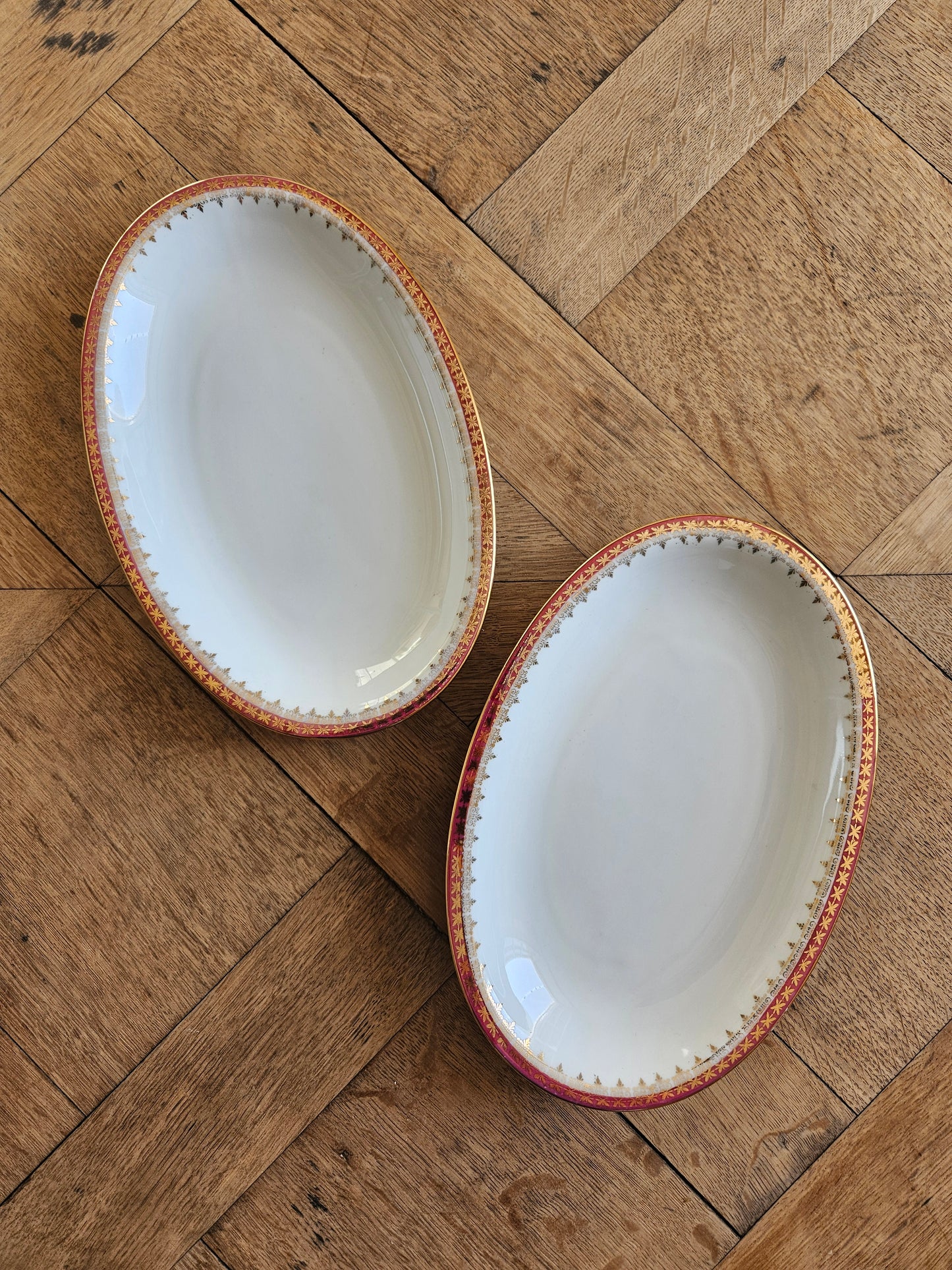 Raviers vintage en porcelaine. Décor raffiné rouge et doré. 