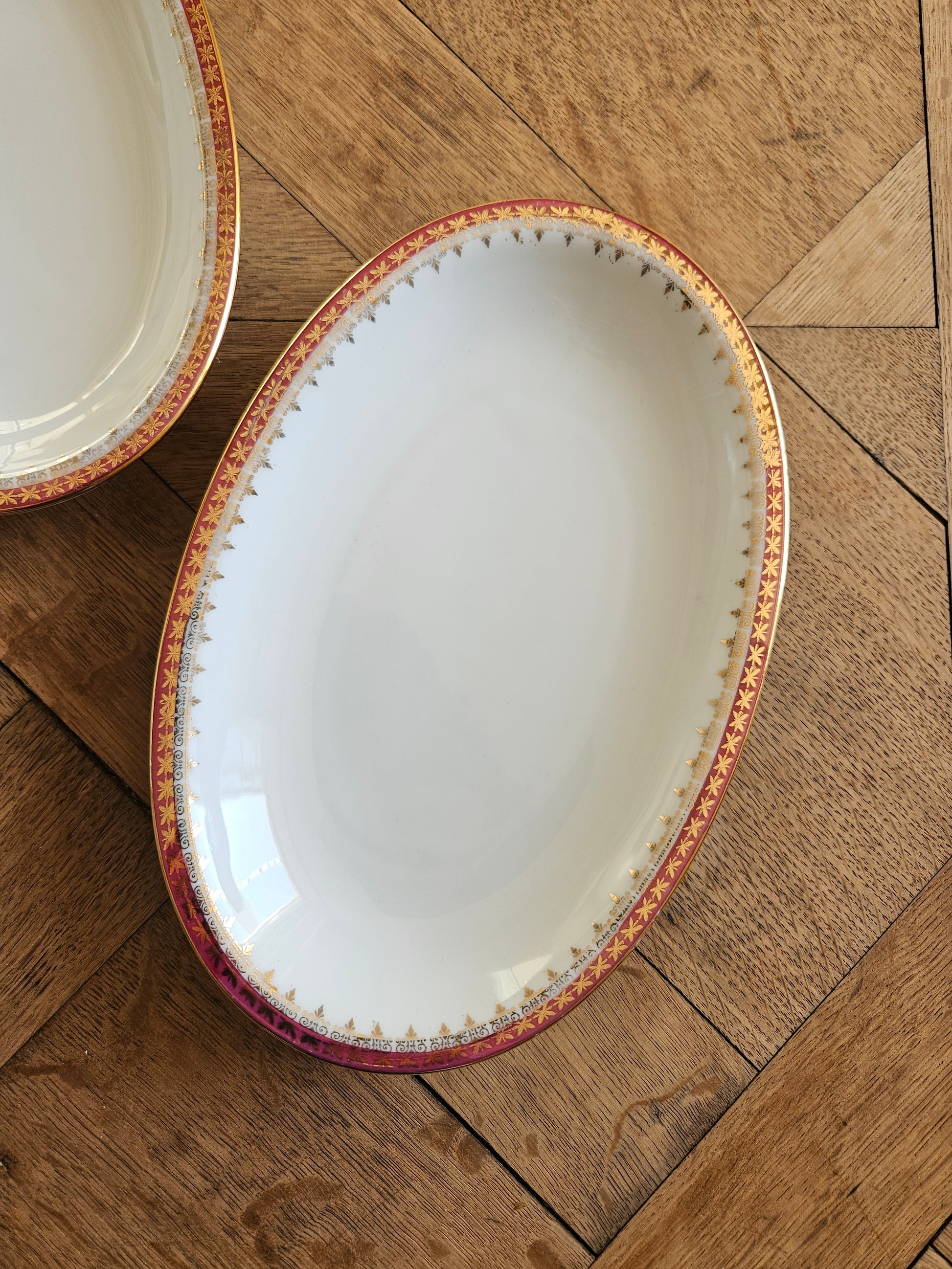 Ravier vintage en porcelaine. Décor raffiné rouge et doré. 